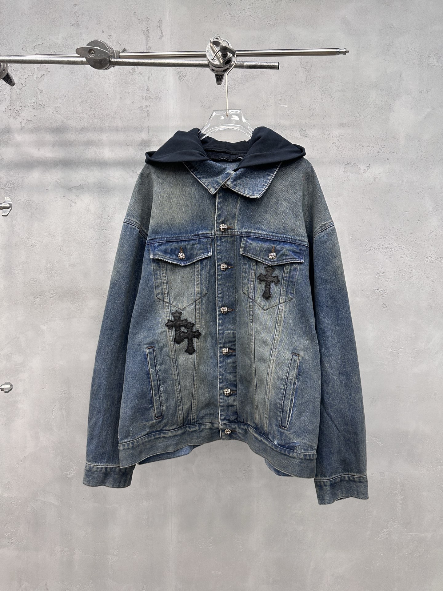 🌾克罗心 ｜ 新款牛仔外套，成衣洗水喷色加手工车十字标工艺，经典针梭织拼接真两件款式，男女同款，尺码sm