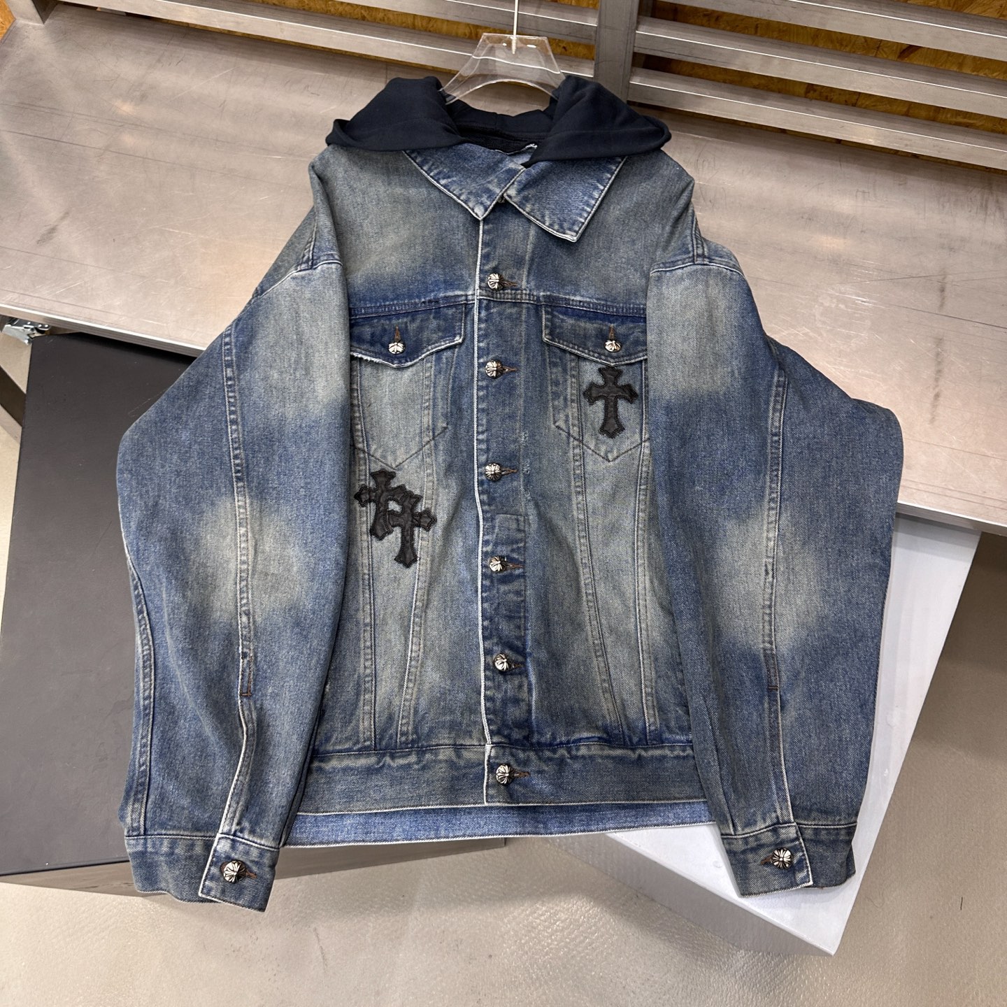 🌾克罗心 ｜ 新款牛仔外套，成衣洗水喷色加手工车十字标工艺，经典针梭织拼接真两件款式，男女同款，尺码sm