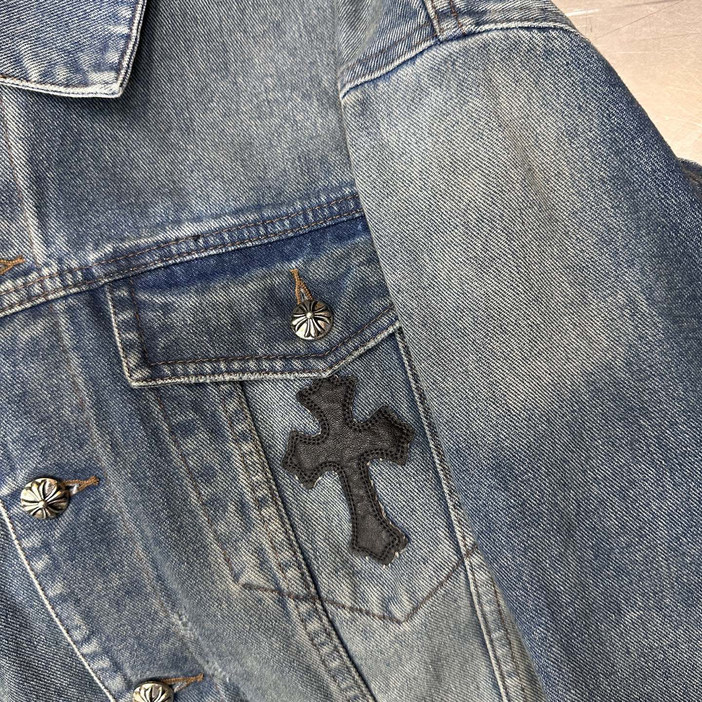 🌾克罗心 ｜ 新款牛仔外套，成衣洗水喷色加手工车十字标工艺，经典针梭织拼接真两件款式，男女同款，尺码sm