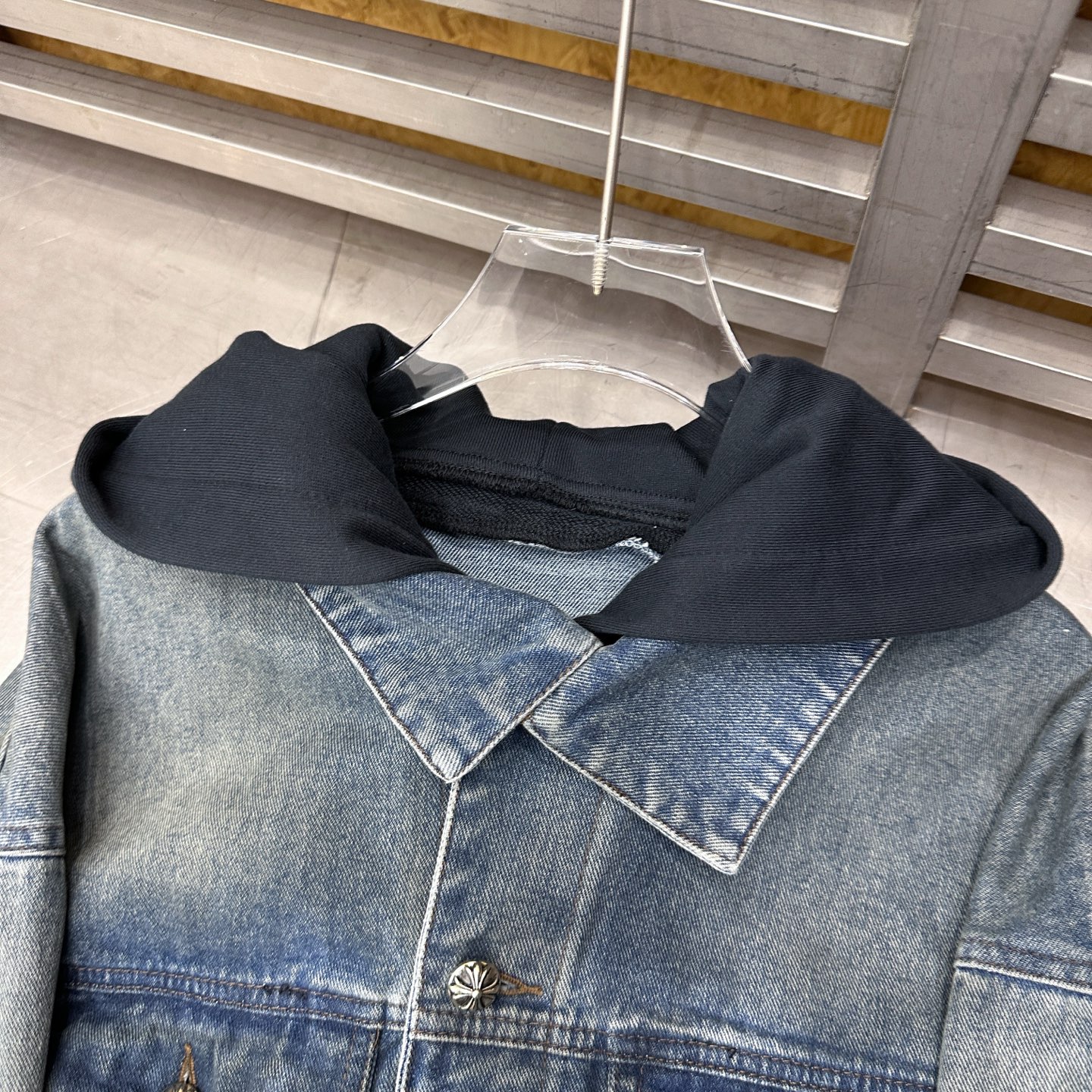 🌾克罗心 ｜ 新款牛仔外套，成衣洗水喷色加手工车十字标工艺，经典针梭织拼接真两件款式，男女同款，尺码sm