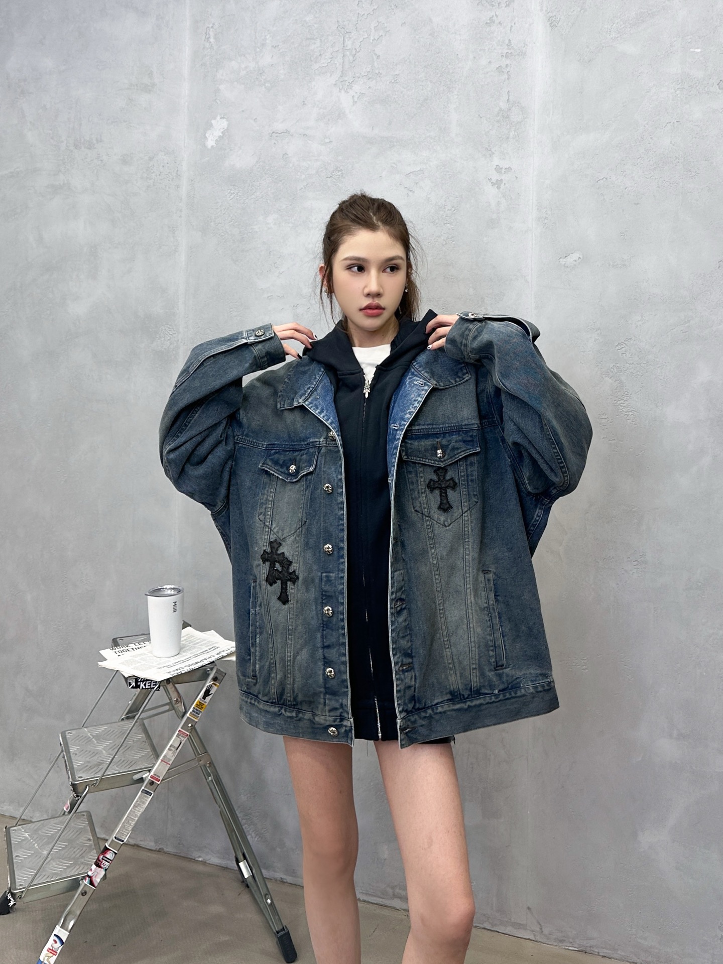 🌾克罗心 ｜ 新款牛仔外套，成衣洗水喷色加手工车十字标工艺，经典针梭织拼接真两件款式，男女同款，尺码sm