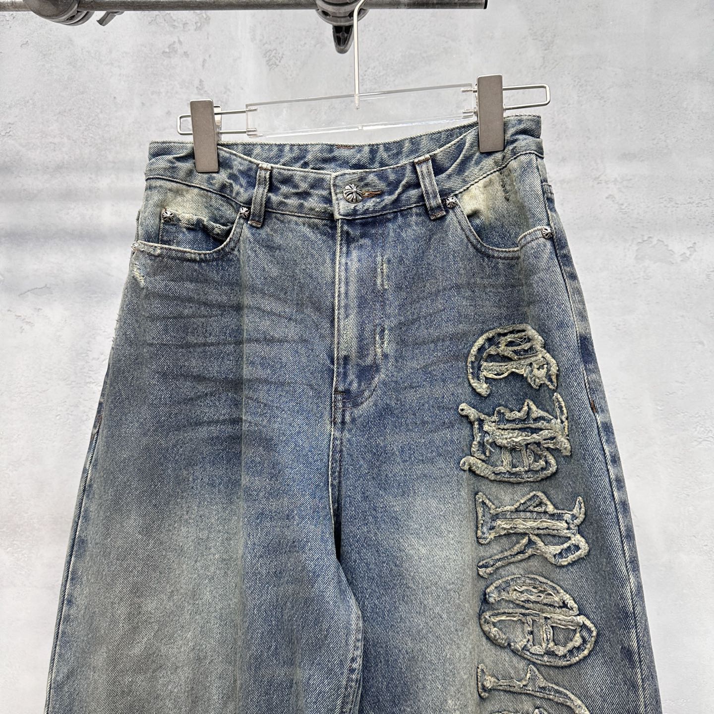 克罗心 ｜ 新款牛仔裤，成衣洗水喷色加重工大面积贴布绣，男女同款，尺码sml