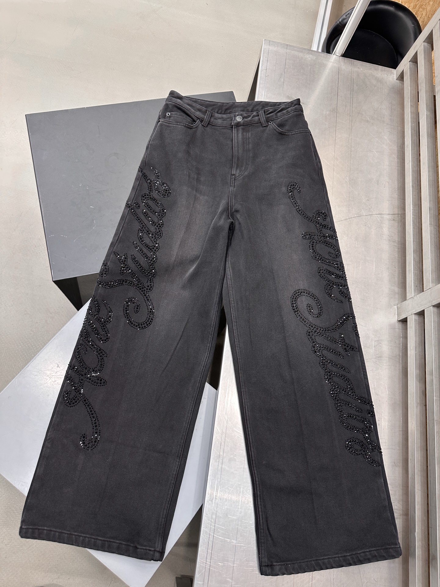 Acne ｜ 新款加绒牛仔裤，成衣洗水做旧工艺加大面积烫钻，加绒保暖牛仔复合面料，时尚休闲，尺码sml