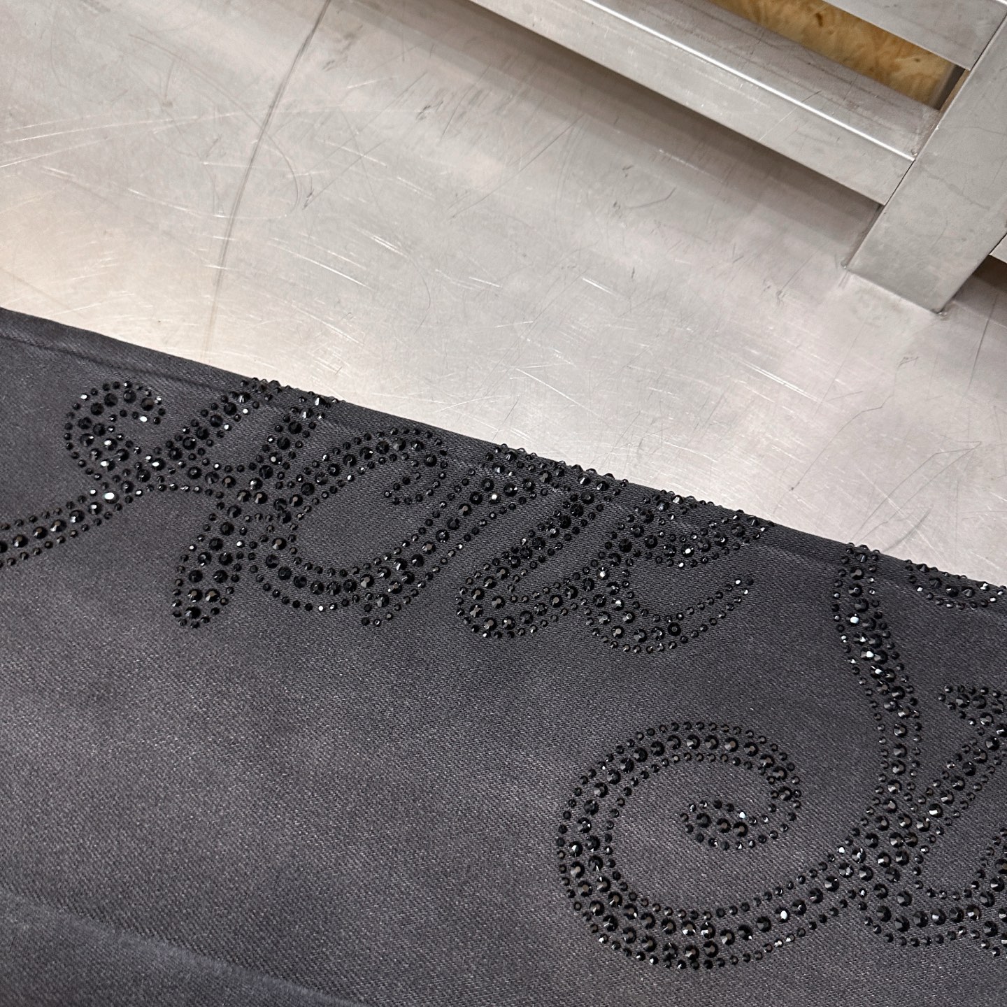 Acne ｜ 新款加绒牛仔裤，成衣洗水做旧工艺加大面积烫钻，加绒保暖牛仔复合面料，时尚休闲，尺码sml