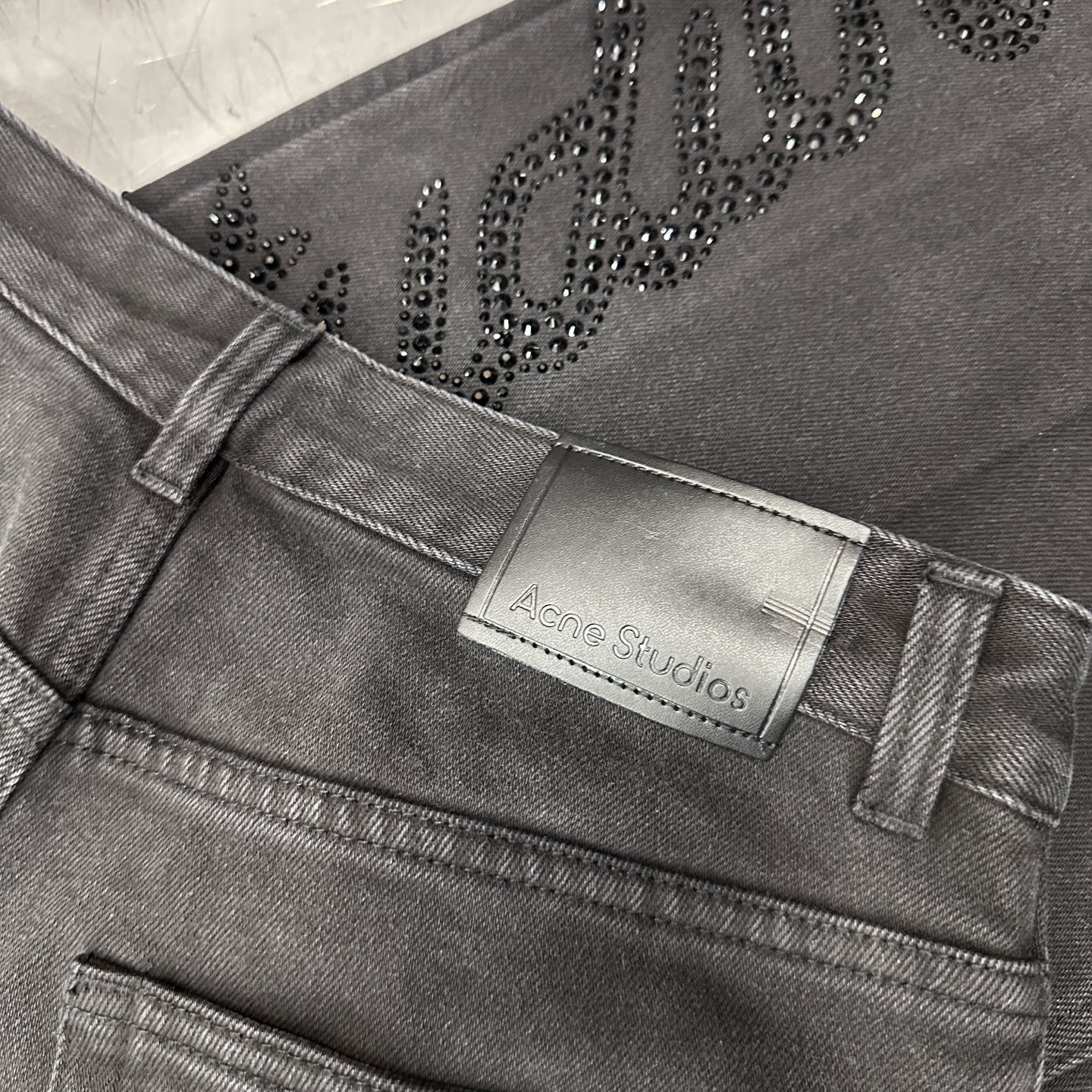 Acne ｜ 新款加绒牛仔裤，成衣洗水做旧工艺加大面积烫钻，加绒保暖牛仔复合面料，时尚休闲，尺码sml
