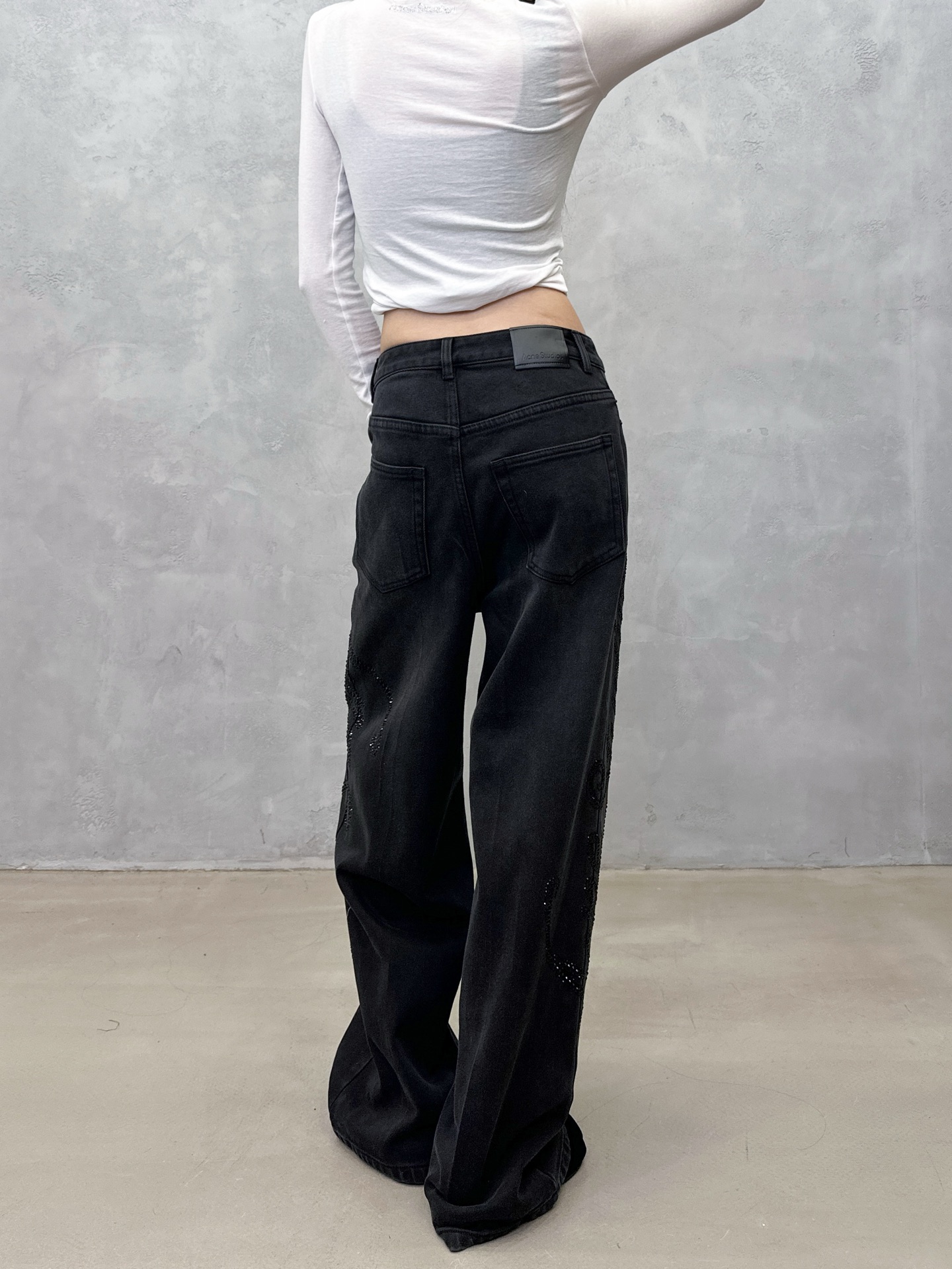 Acne ｜ 新款加绒牛仔裤，成衣洗水做旧工艺加大面积烫钻，加绒保暖牛仔复合面料，时尚休闲，尺码sml