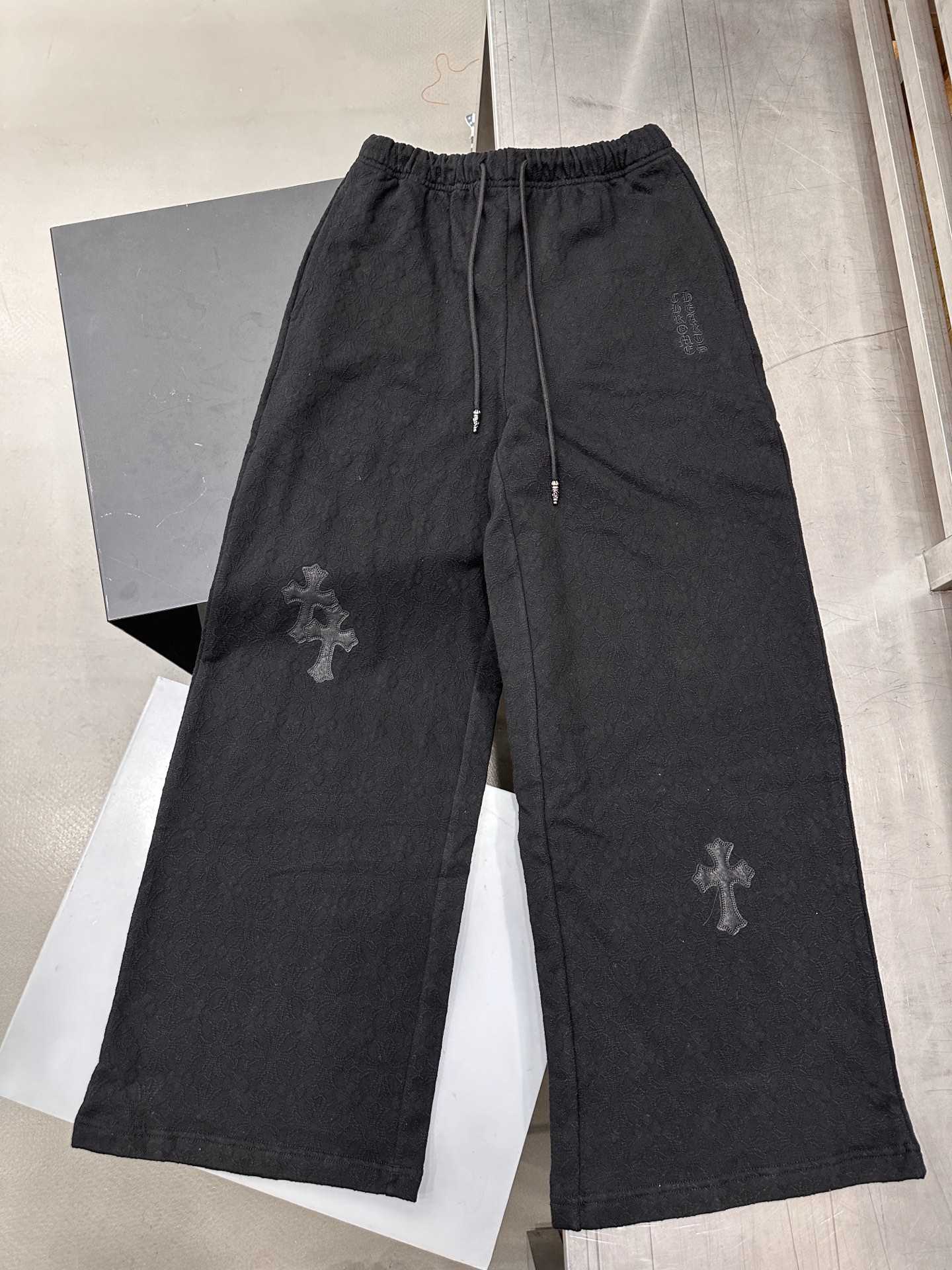 克罗心 ｜ 新款休闲卫裤，成衣洗水炒色工艺加手工刺绣十字标，男女同款，尺码sml