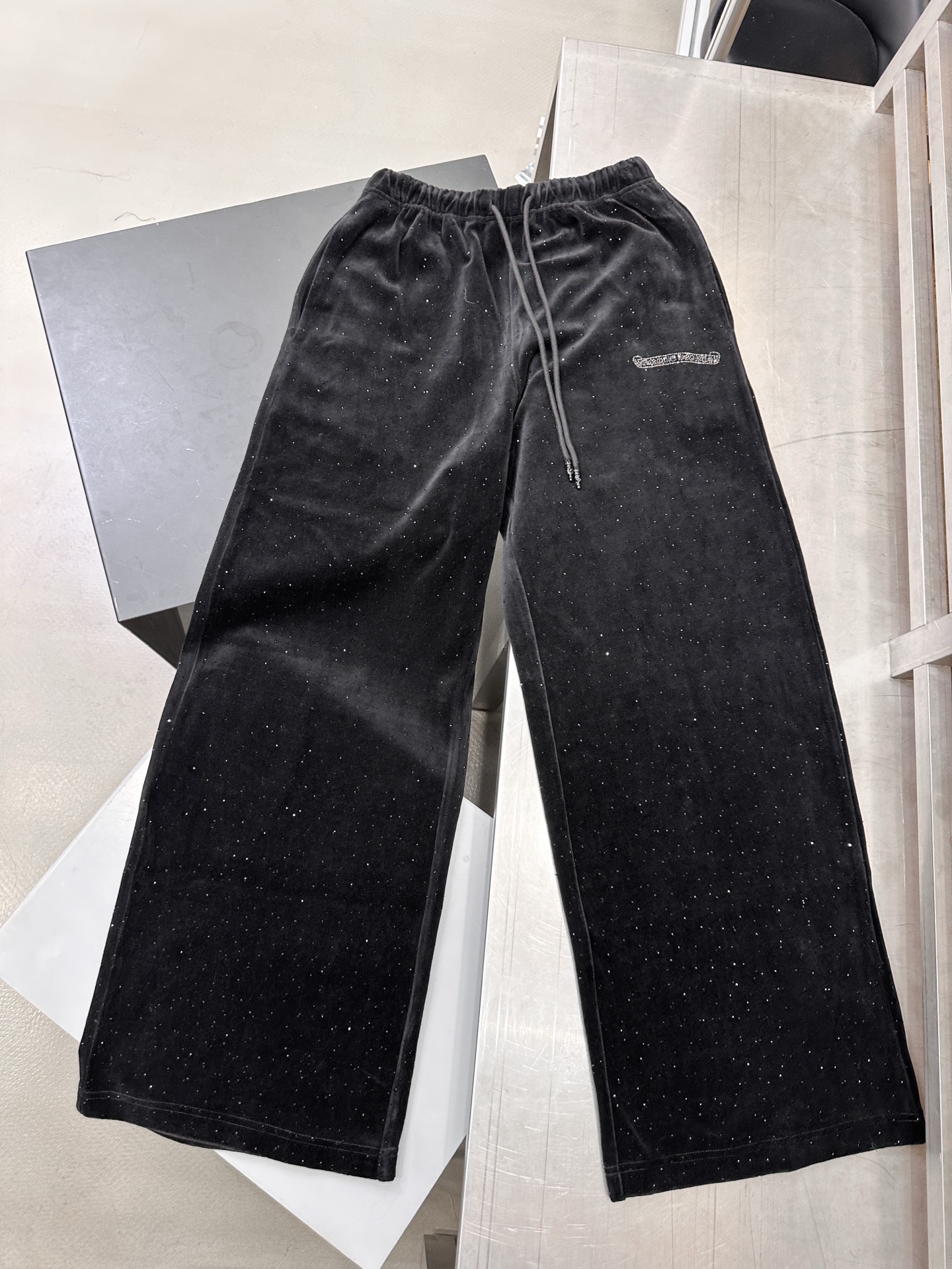 克罗心 ｜ 新款休闲裤，成衣洗水烫钻工艺，进口蜡染丝绒面料，休闲时尚，尺码sml