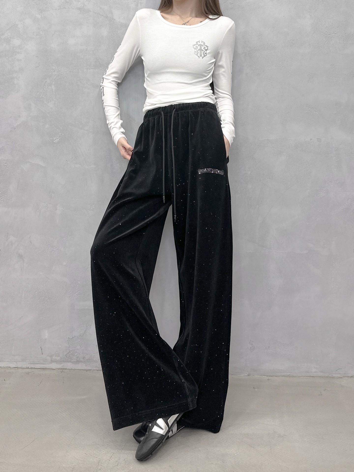 克罗心 ｜ 新款休闲裤，成衣洗水烫钻工艺，进口蜡染丝绒面料，休闲时尚，尺码sml