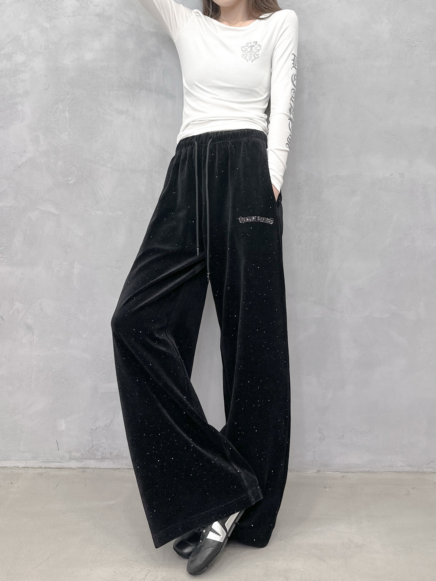 克罗心 ｜ 新款休闲裤，成衣洗水烫钻工艺，进口蜡染丝绒面料，休闲时尚，尺码sml