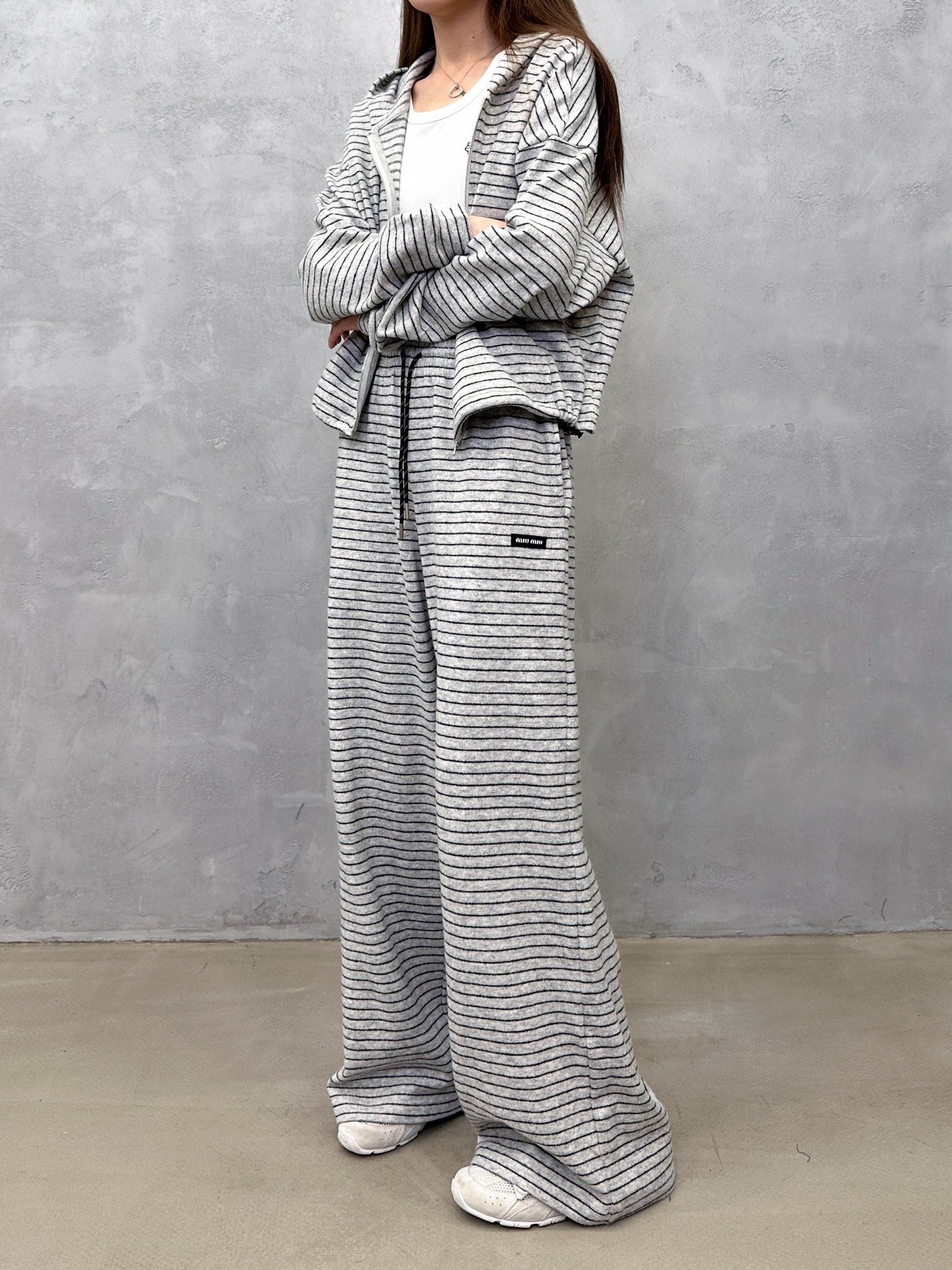 Miu ｜ 新款休闲裤，经典刺绣标，羊毛混纺条纹面料，时尚休闲，尺码sml