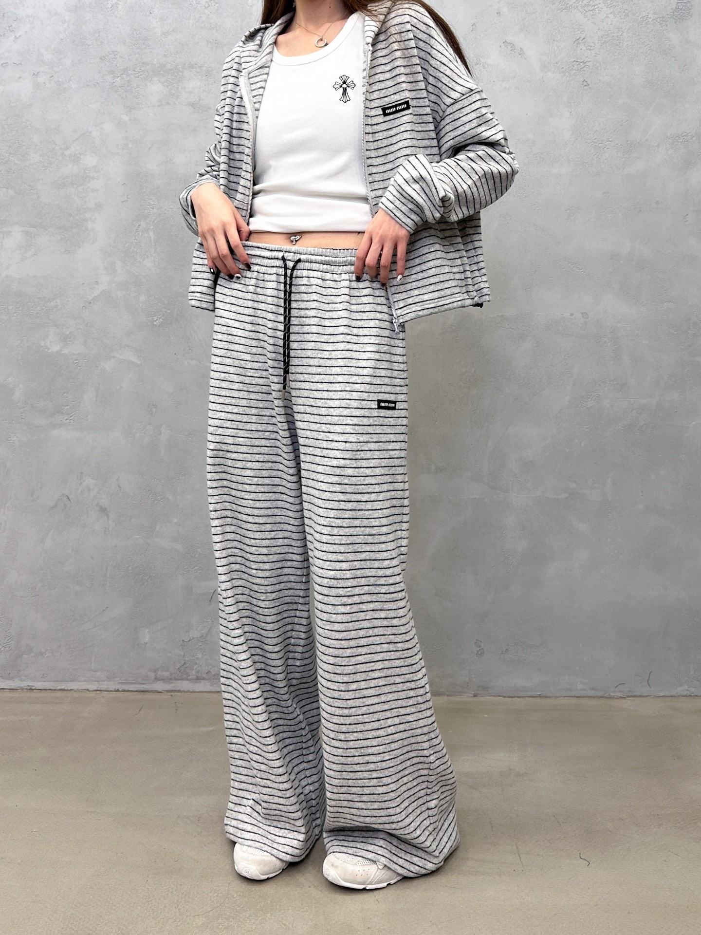 Miu ｜ 新款休闲裤，经典刺绣标，羊毛混纺条纹面料，时尚休闲，尺码sml