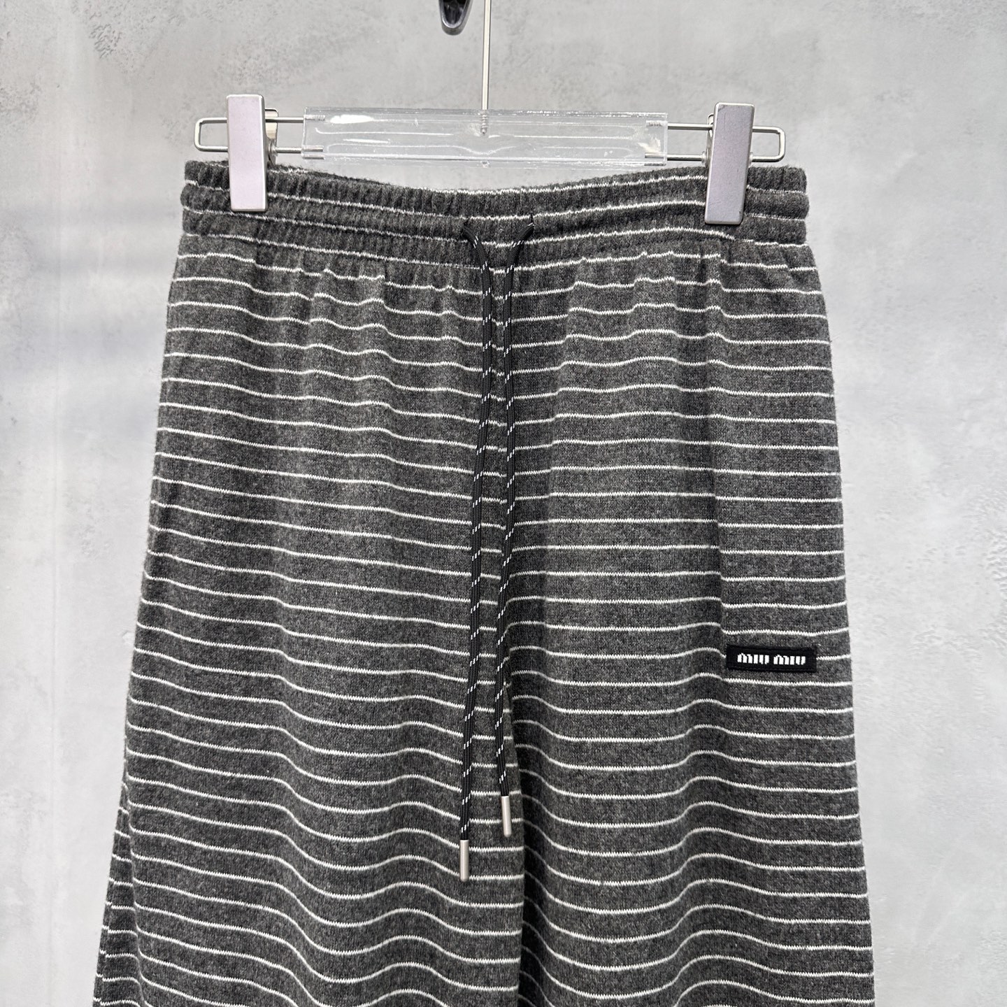 Miu ｜ 新款休闲裤，经典刺绣标，羊毛混纺条纹面料，时尚休闲，尺码sml