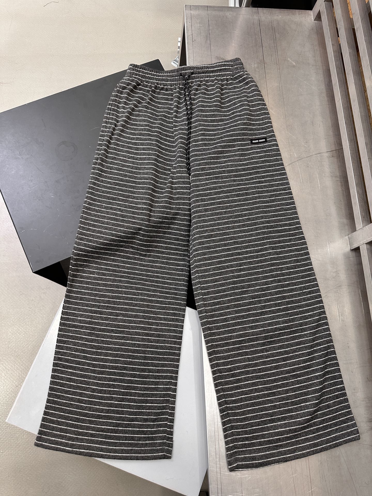 Miu ｜ 新款休闲裤，经典刺绣标，羊毛混纺条纹面料，时尚休闲，尺码sml