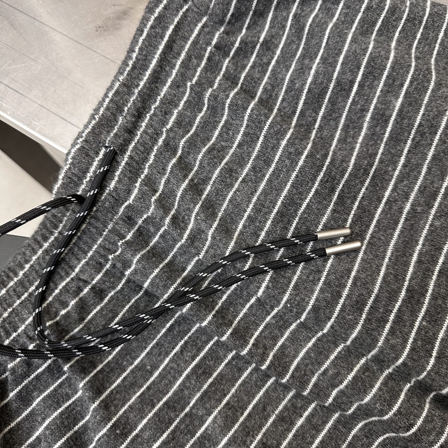 Miu ｜ 新款休闲裤，经典刺绣标，羊毛混纺条纹面料，时尚休闲，尺码sml