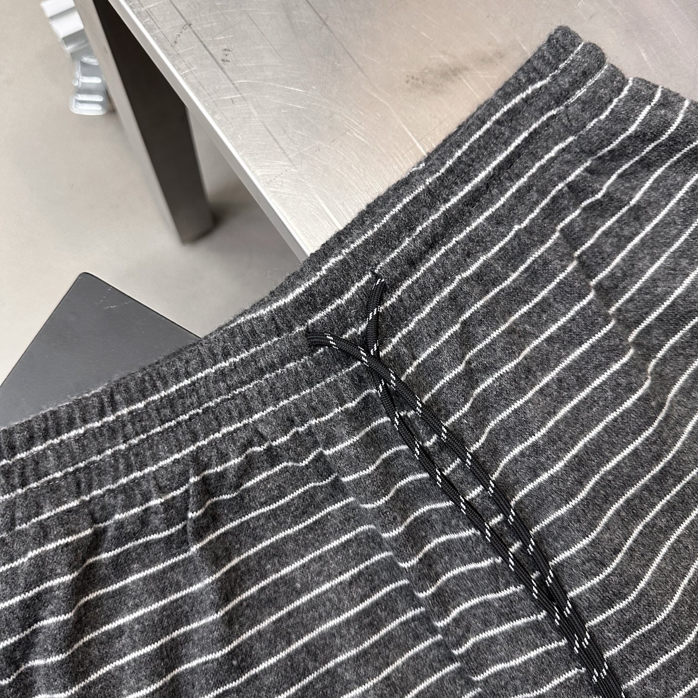 Miu ｜ 新款休闲裤，经典刺绣标，羊毛混纺条纹面料，时尚休闲，尺码sml