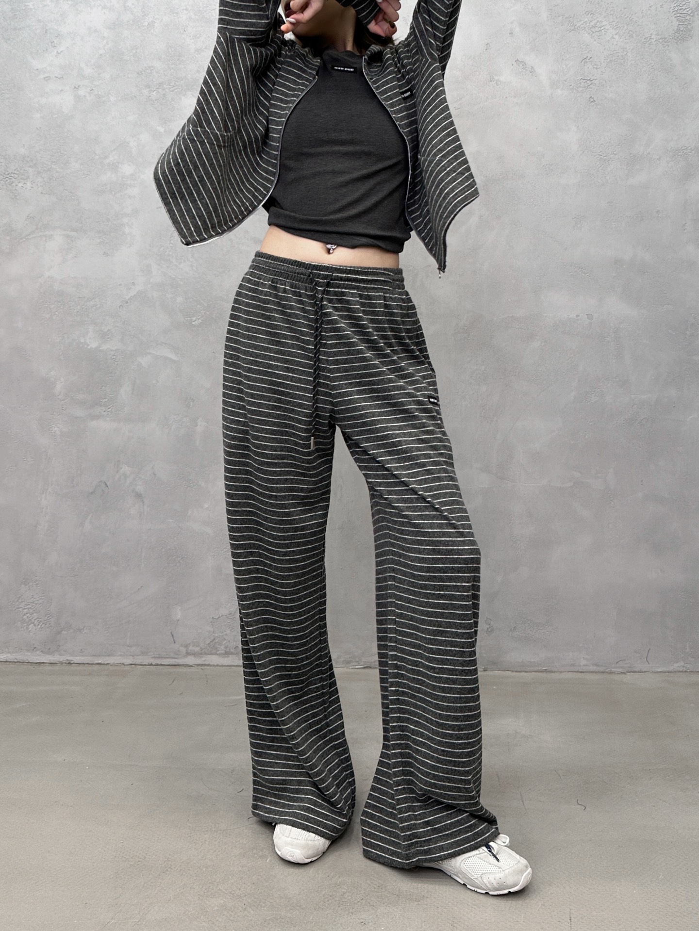 Miu ｜ 新款休闲裤，经典刺绣标，羊毛混纺条纹面料，时尚休闲，尺码sml