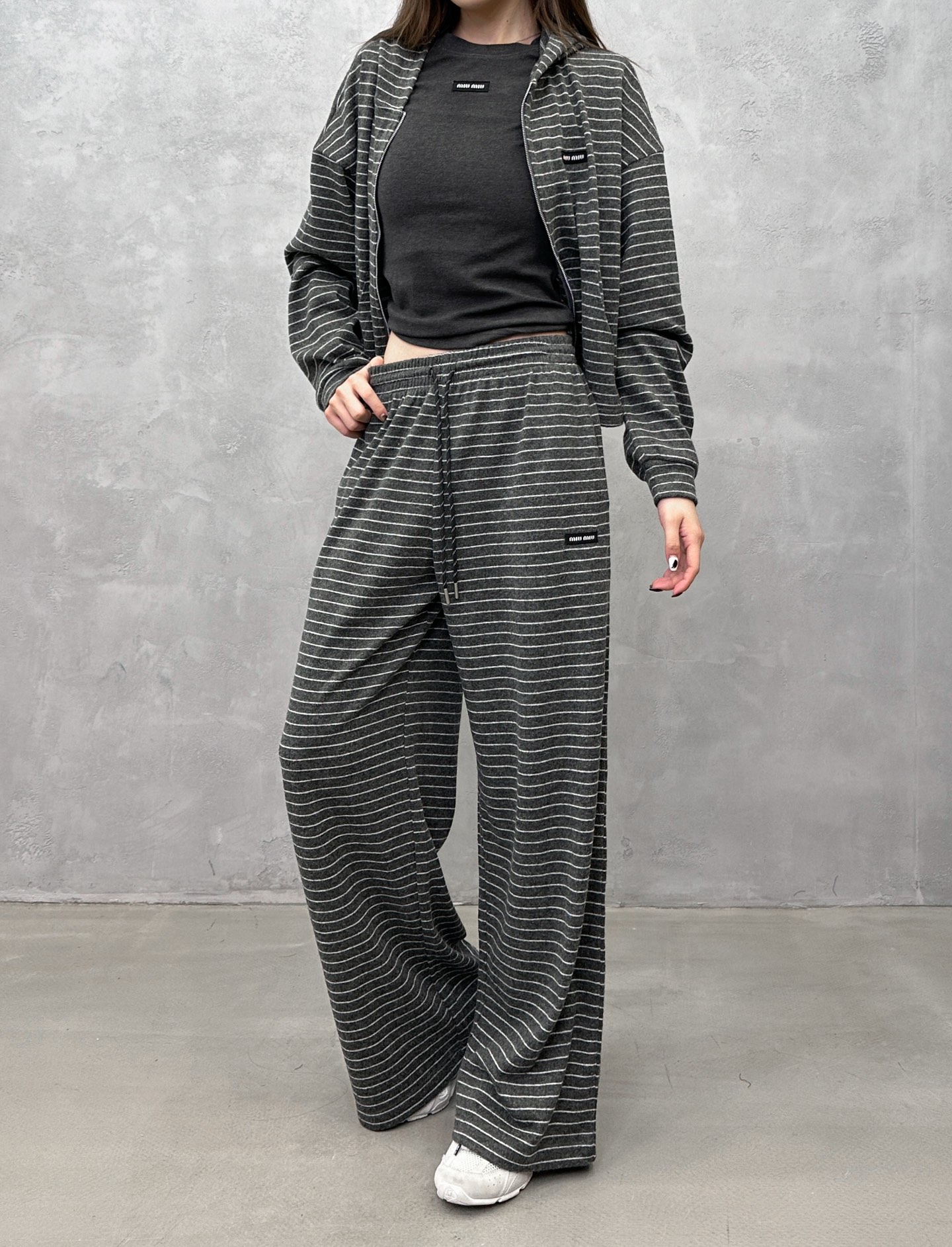 Miu ｜ 新款休闲裤，经典刺绣标，羊毛混纺条纹面料，时尚休闲，尺码sml