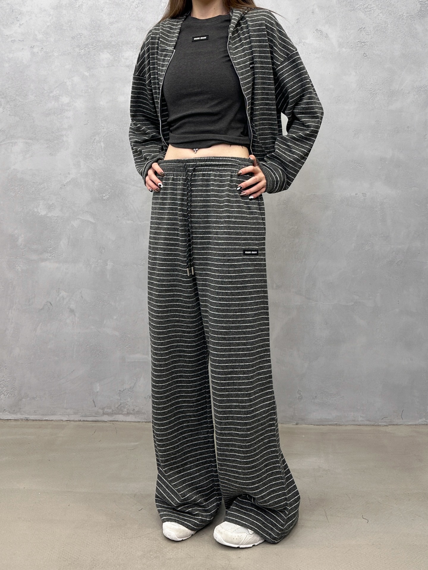 Miu ｜ 新款休闲裤，经典刺绣标，羊毛混纺条纹面料，时尚休闲，尺码sml