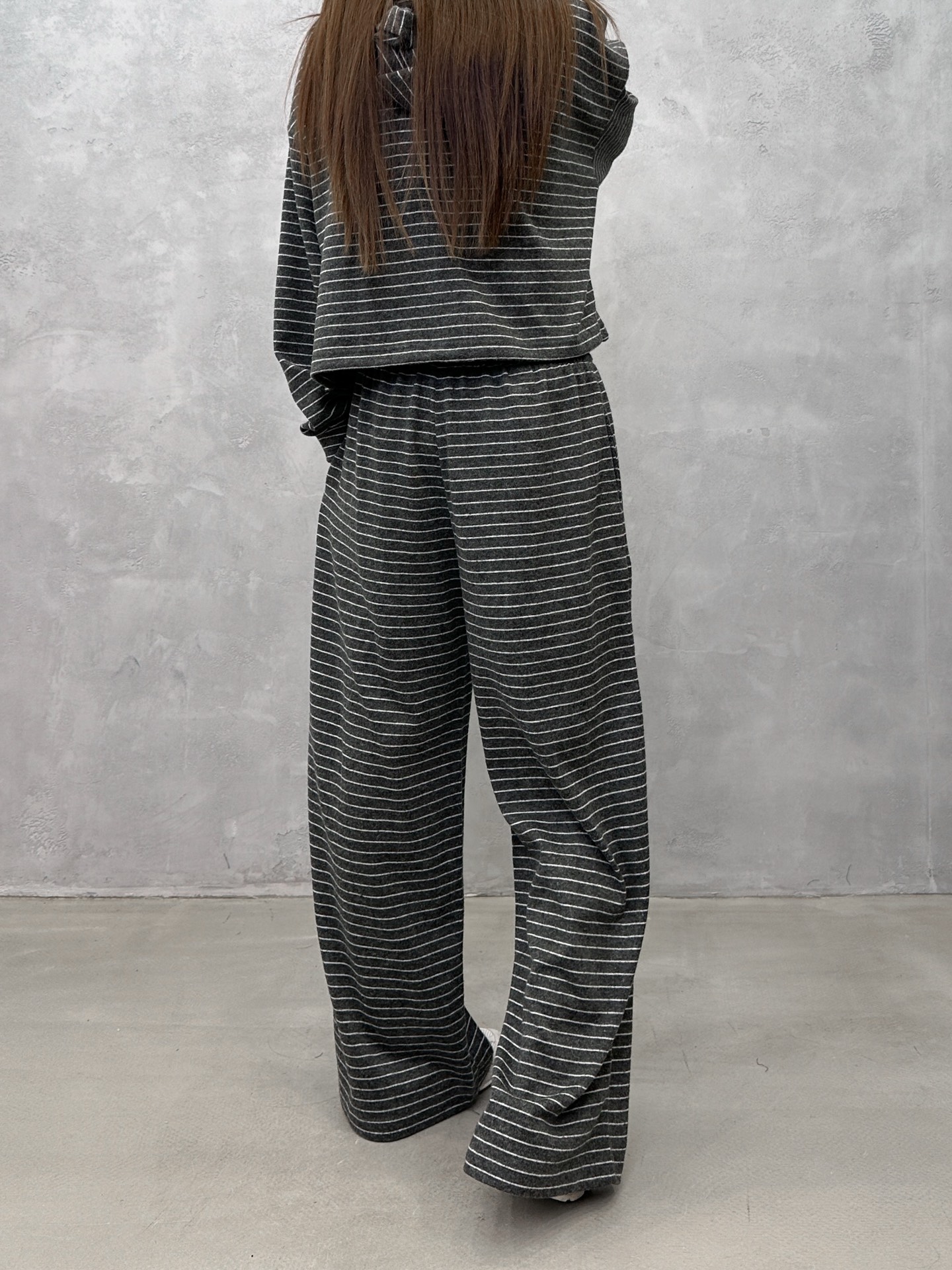 Miu ｜ 新款休闲裤，经典刺绣标，羊毛混纺条纹面料，时尚休闲，尺码sml