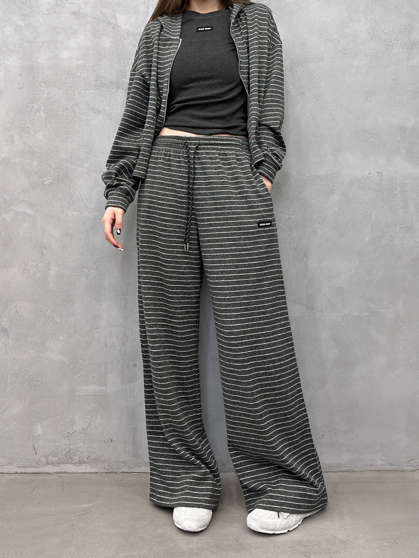 Miu ｜ 新款休闲裤，经典刺绣标，羊毛混纺条纹面料，时尚休闲，尺码sml