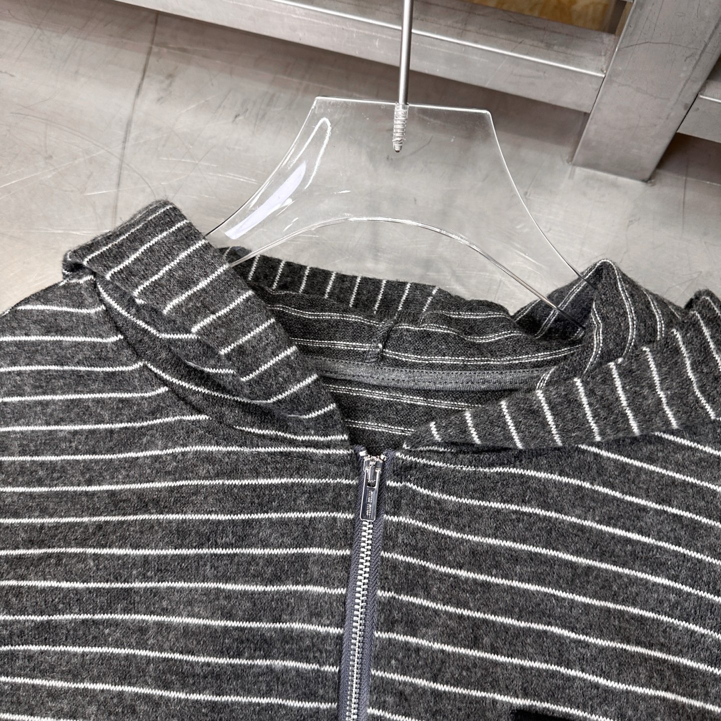 Miu ｜ 新款休闲开衫，经典刺绣标，羊毛混纺条纹面料，时尚休闲，尺码sml