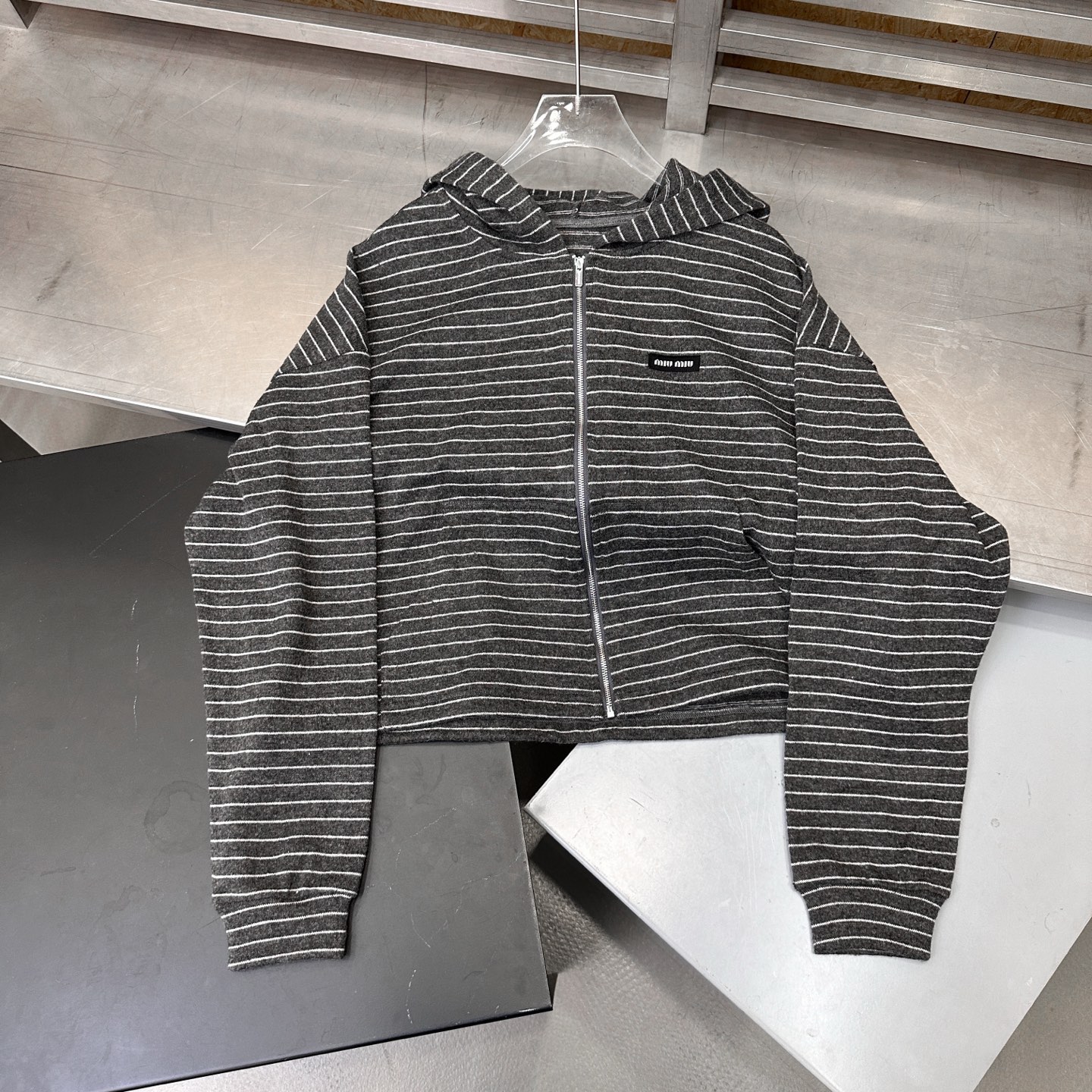 Miu ｜ 新款休闲开衫，经典刺绣标，羊毛混纺条纹面料，时尚休闲，尺码sml