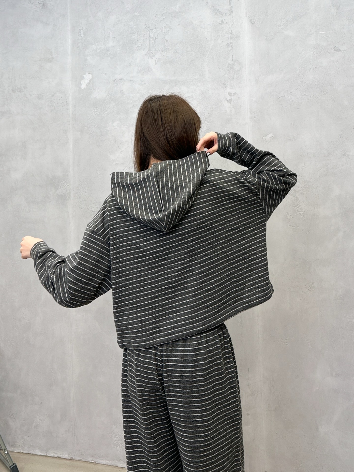 Miu ｜ 新款休闲开衫，经典刺绣标，羊毛混纺条纹面料，时尚休闲，尺码sml