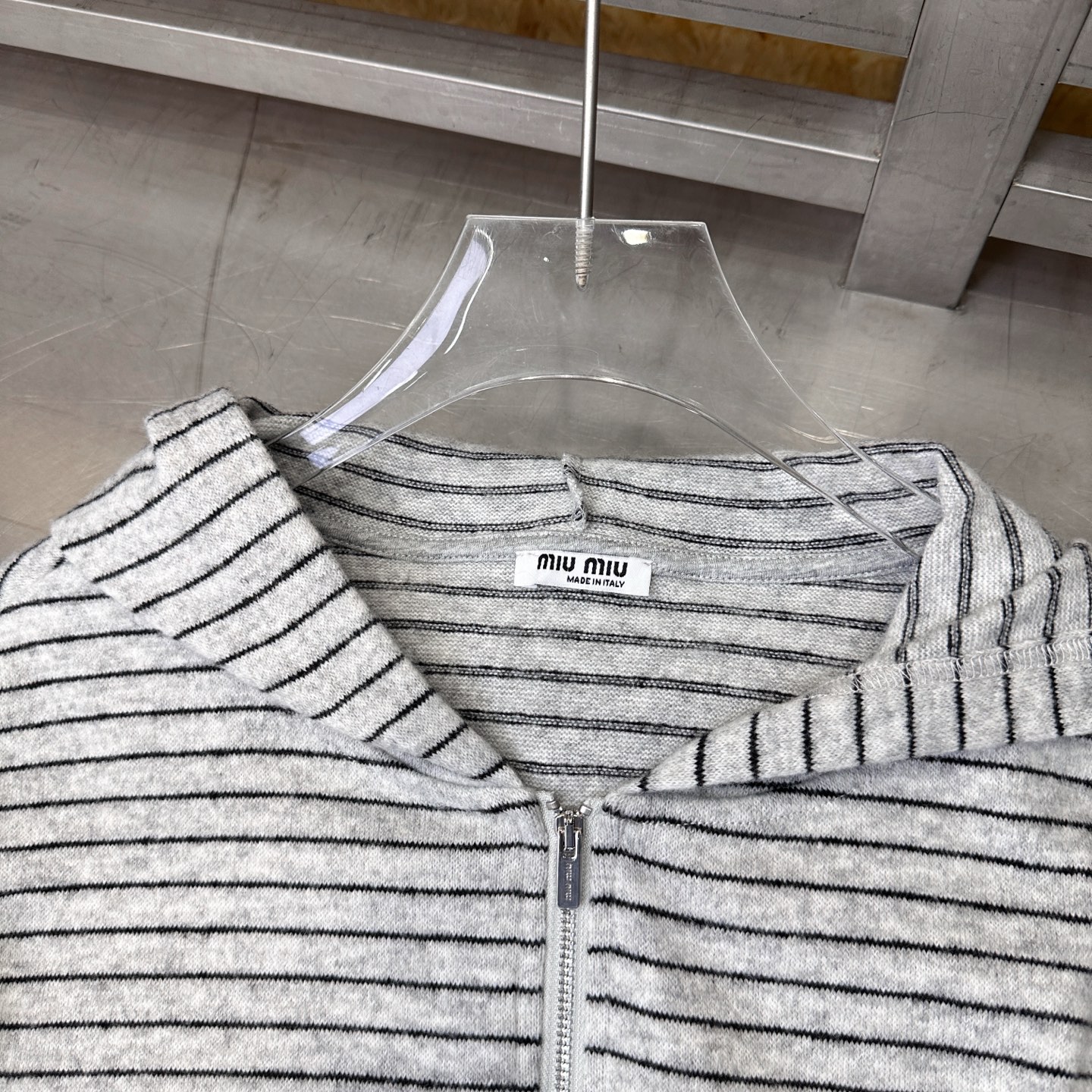 Miu ｜ 新款休闲开衫，经典刺绣标，羊毛混纺条纹面料，时尚休闲，尺码sml