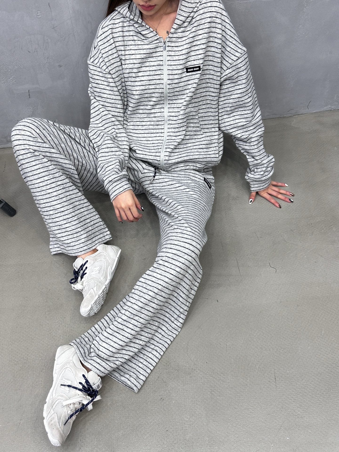 Miu ｜ 新款休闲开衫，经典刺绣标，羊毛混纺条纹面料，时尚休闲，尺码sml