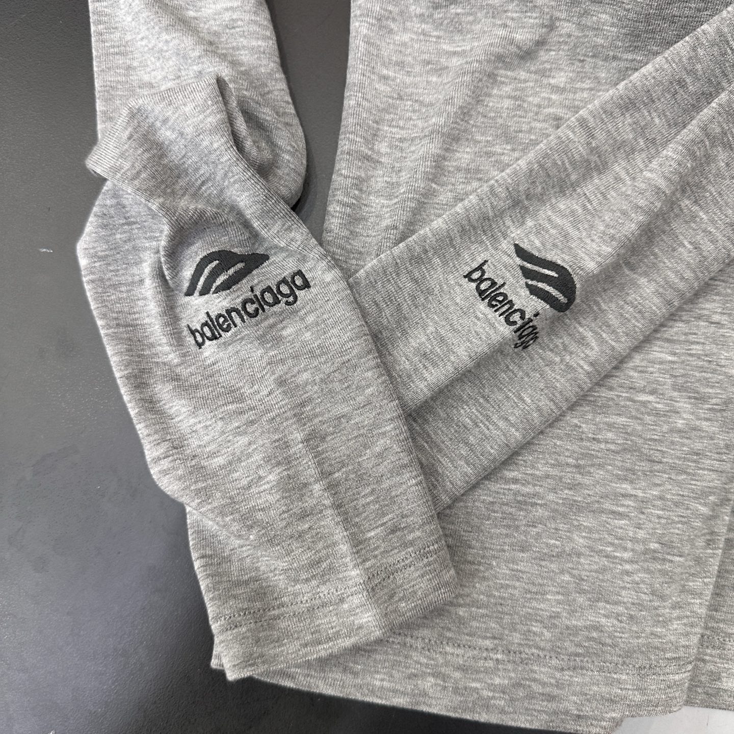 巴黎 ｜ 新款长袖打底，日本进口天丝羊毛混纺保暖面料，全身多处经典刺绣标，休闲时尚，尺码sml