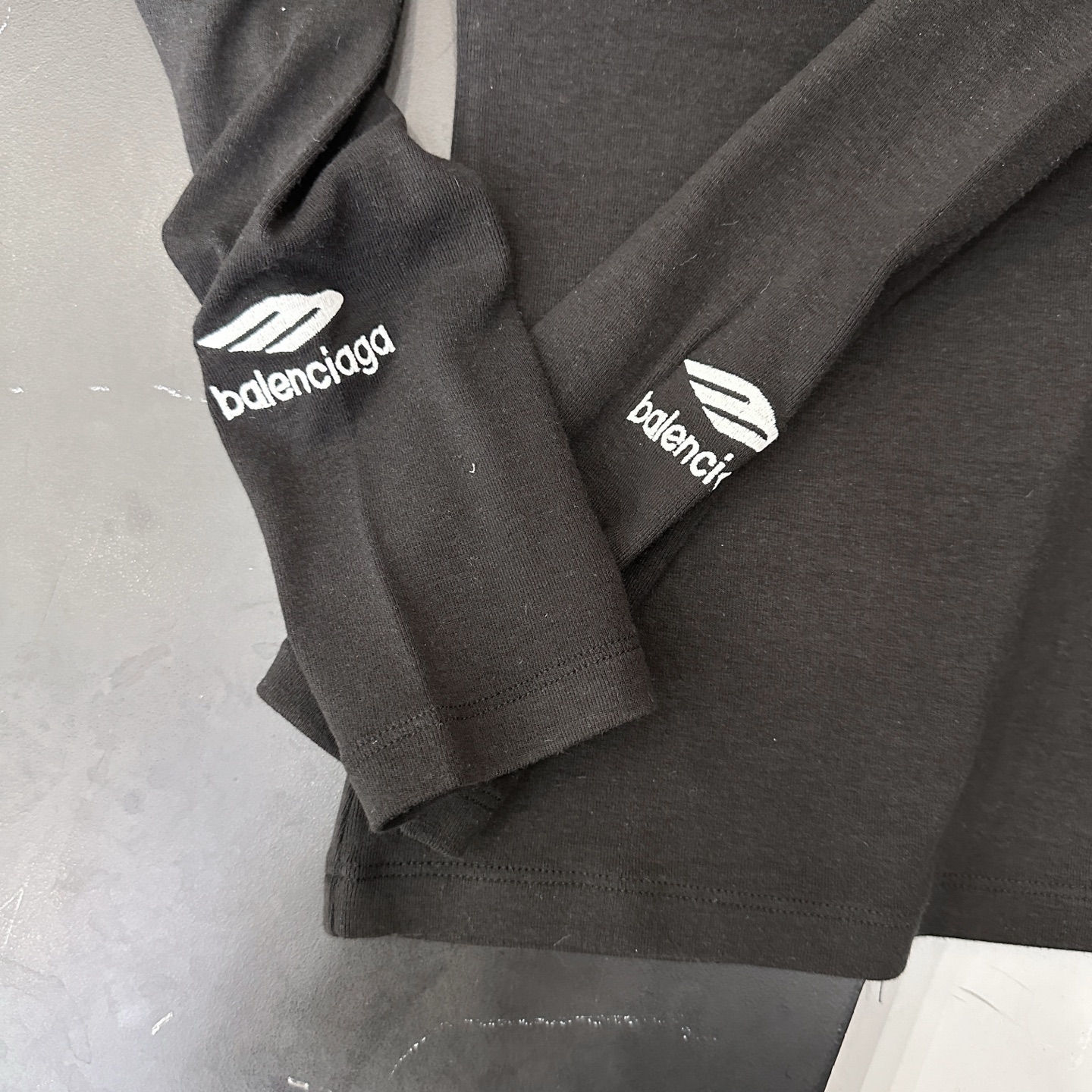 巴黎 ｜ 新款长袖打底，日本进口天丝羊毛混纺保暖面料，全身多处经典刺绣标，休闲时尚，尺码sml