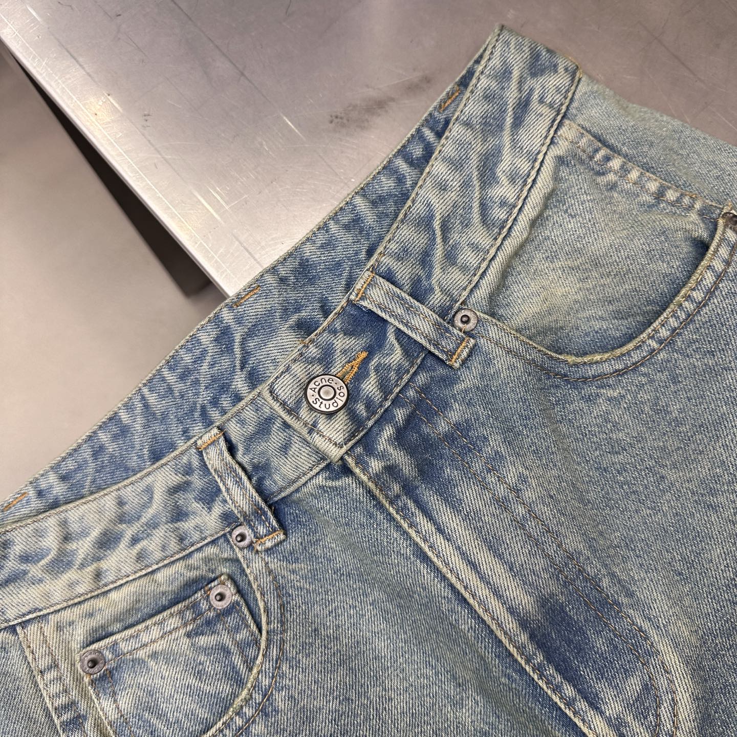 acne ｜ 新款休闲牛仔裤，成衣洗水喷色泥浆工艺加成衣贴布绣，时尚休闲，尺码sml