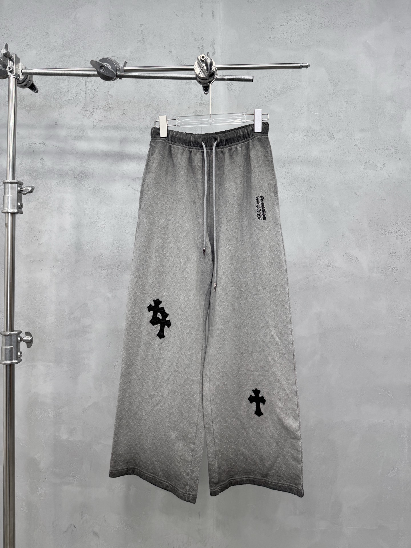 NO:637473,Chrome Hearts | New casual sweatpants, ready-made garments washed and fried with hand-embroidered cross marks, same style for men and women, size sml, Chrome Hearts-clothing, chrome hearts, alexander wang19860909克罗心 ｜ 新款休闲卫裤,成衣洗水炒色工艺加手工刺绣十字标,男女同款,尺码sml,克罗心-服装,chrome hearts,alexander wang,Women's clothing