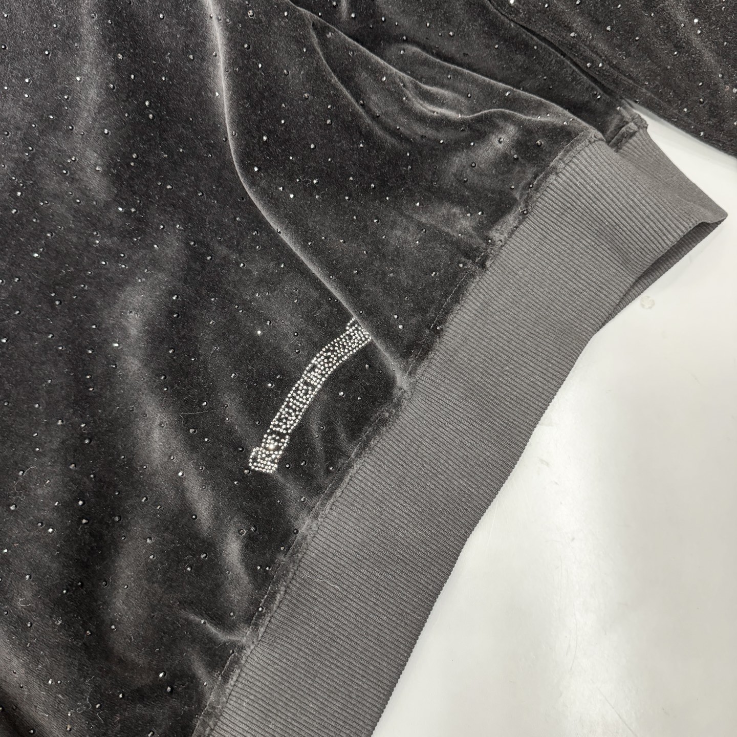 克罗心 ｜ 新款休闲连帽开衫，成衣洗水加全身烫钻工艺，休闲时尚，尺码sml