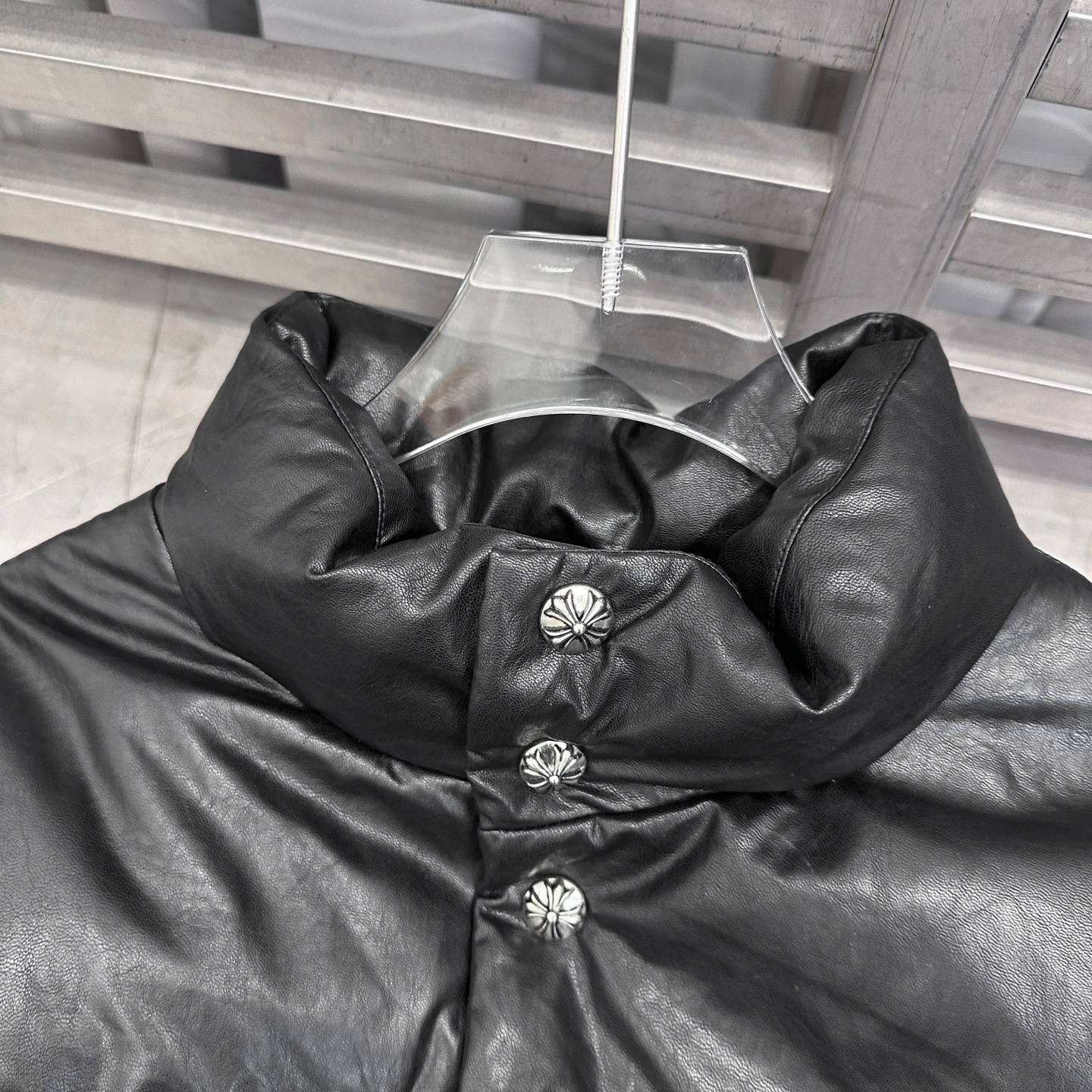 克罗心 ｜ 新款羽绒服，手工钉金属标，最新超薄环保pu面料，品牌定织里布，90鹅绒，男女同款，尺码sml