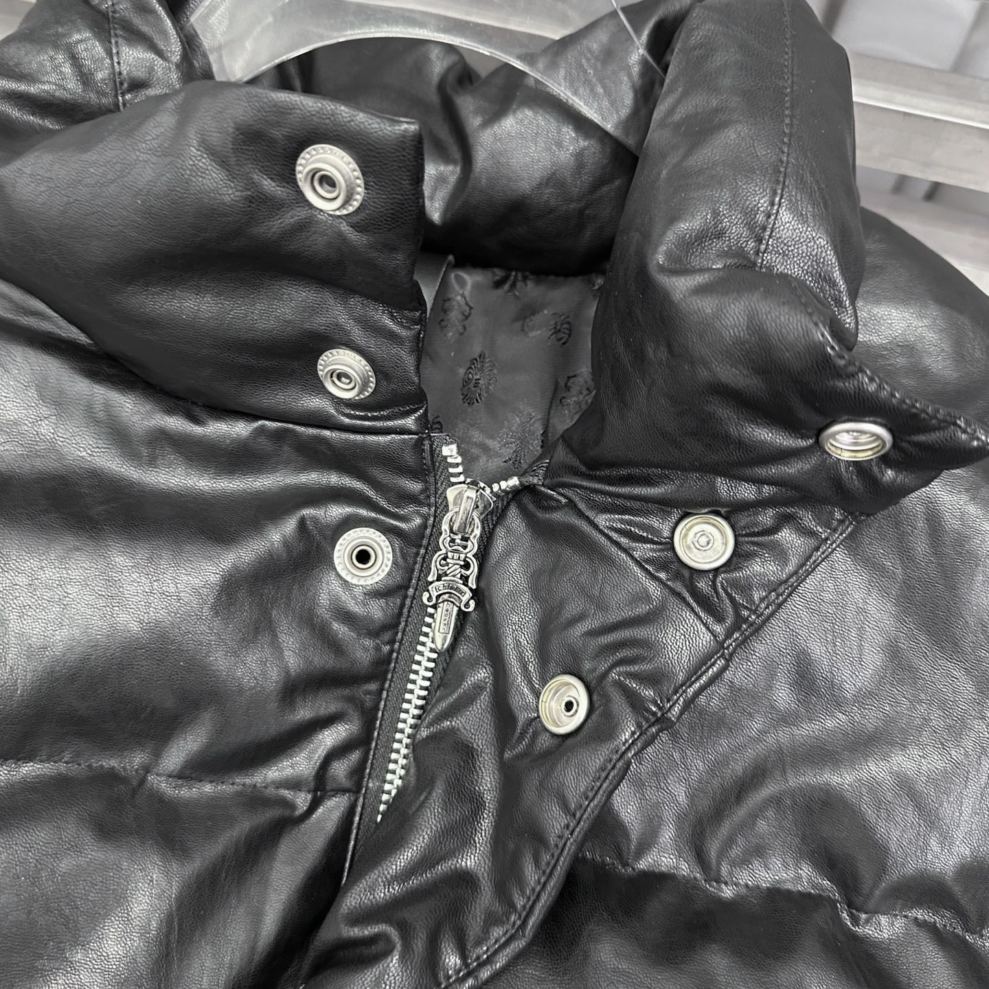 克罗心 ｜ 新款羽绒服，手工钉金属标，最新超薄环保pu面料，品牌定织里布，90鹅绒，男女同款，尺码sml