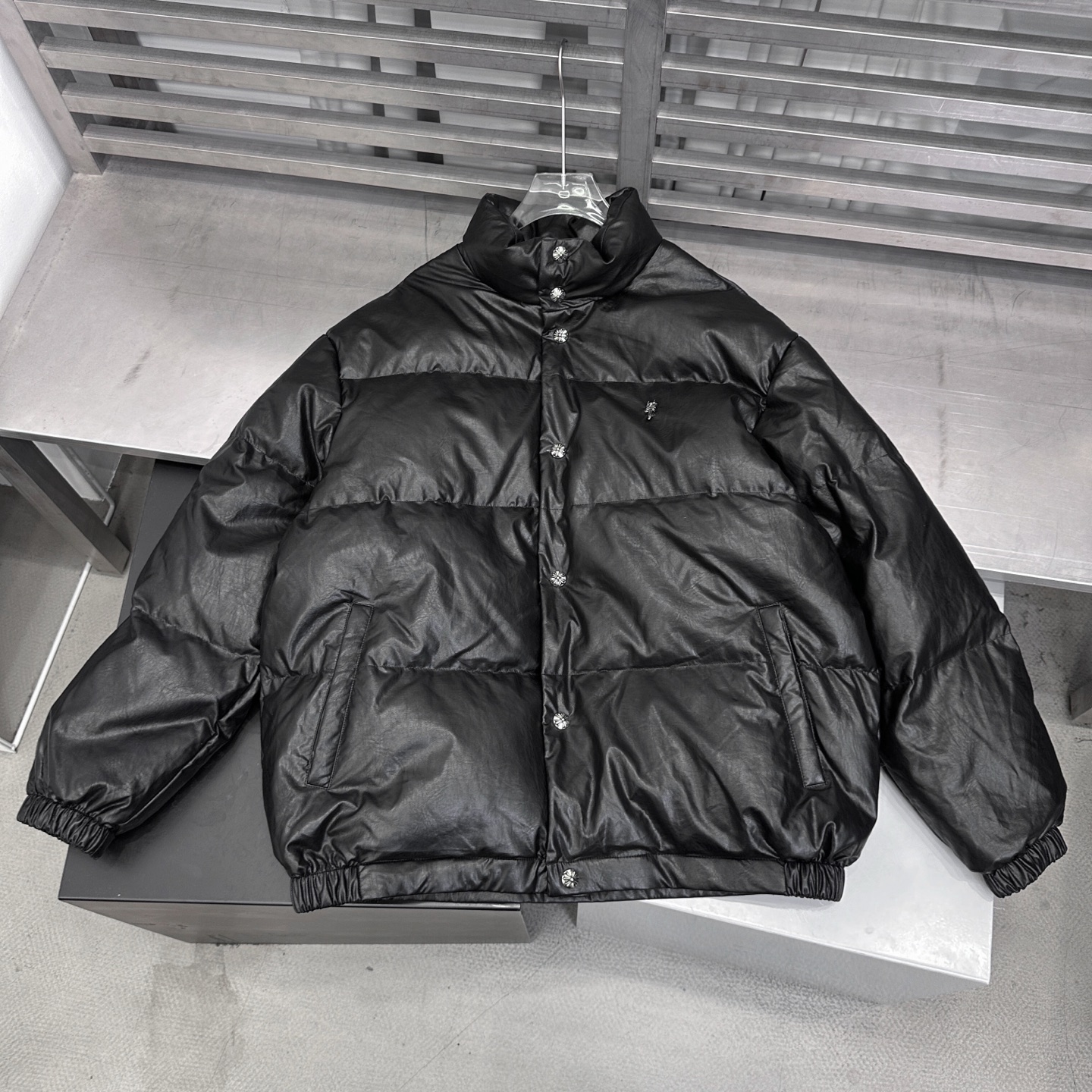 克罗心 ｜ 新款羽绒服，手工钉金属标，最新超薄环保pu面料，品牌定织里布，90鹅绒，男女同款，尺码sml