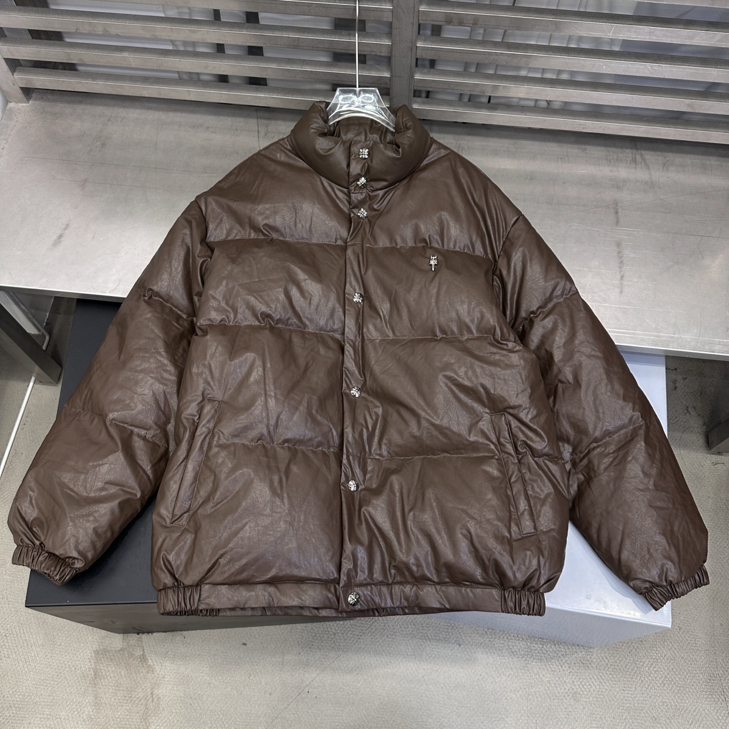 克罗心 ｜ 新款羽绒服，手工钉金属标，最新超薄环保pu面料，品牌定织里布，90鹅绒，男女同款，尺码sml