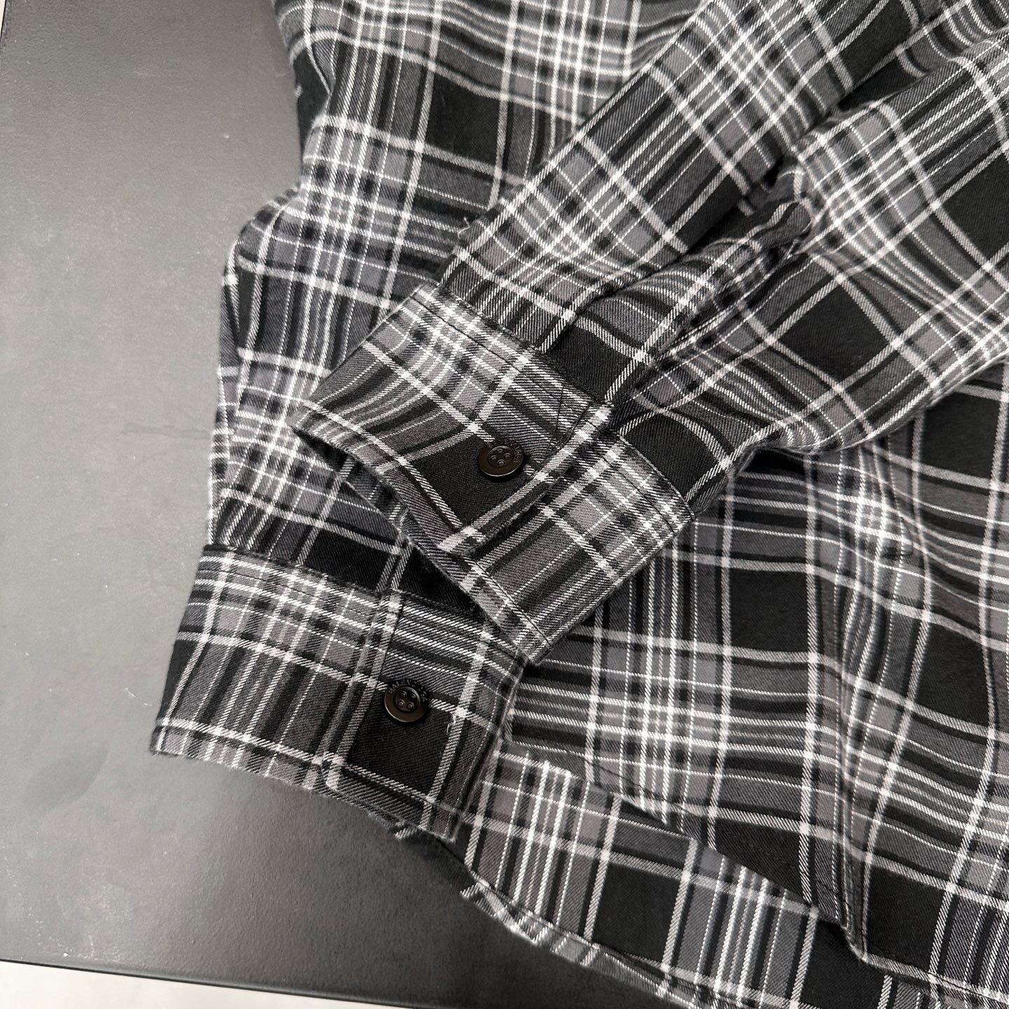 巴黎 ｜ 新款休闲衬衣，成衣洗水工艺加经典刺绣标，品牌定织色织格纹面料，男女同款，尺码sml