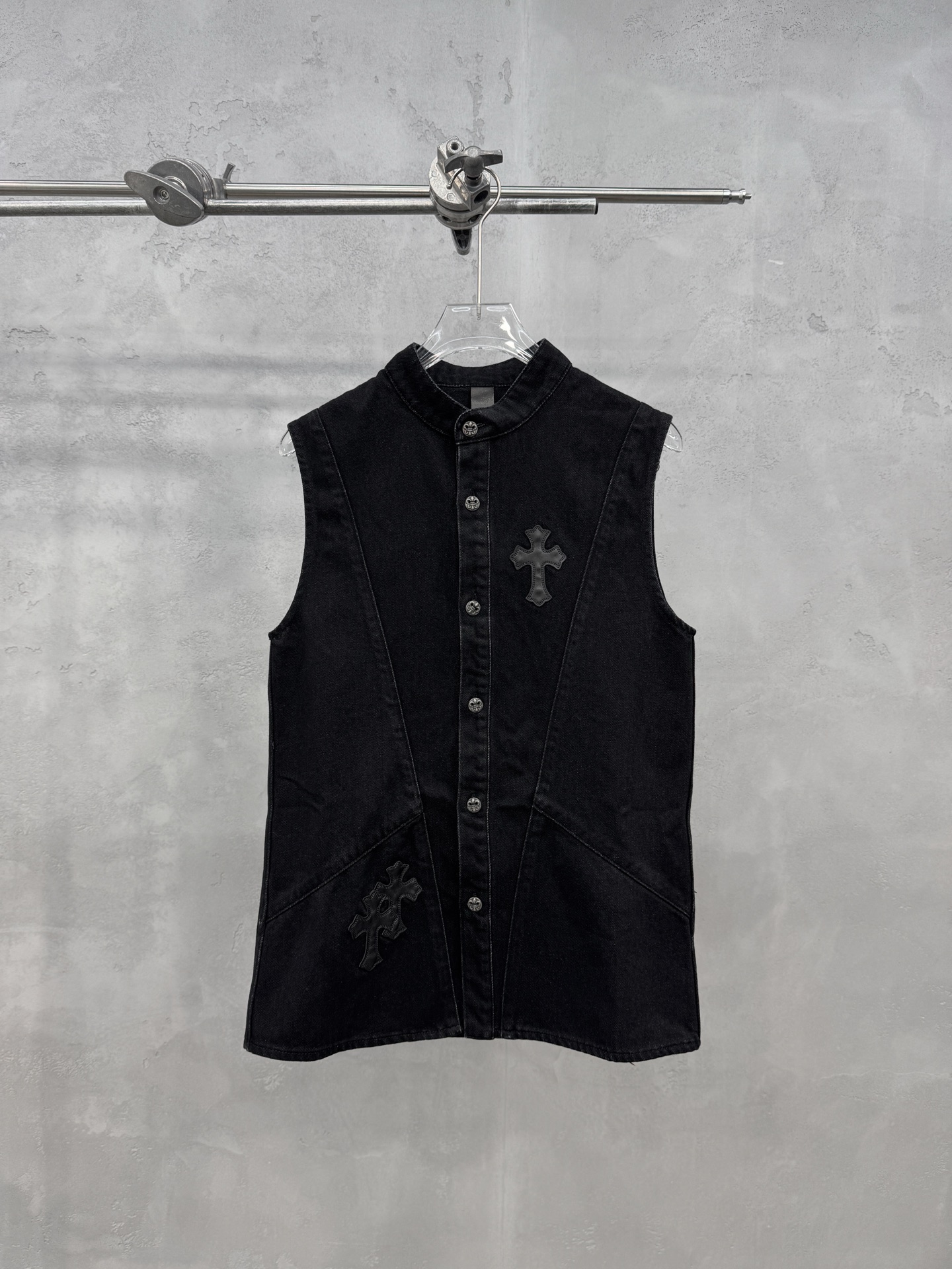 NO:923352,Chrome Hearts | New denim vest, ready-to-wear washing and softening process. Hand-embroidered cross mark, casual fashion, size sml, Chrome Hearts-clothing, chrome hearts,19860909克罗心 ｜ 新款牛仔马甲,成衣洗水加软工艺.手工刺绣十字标,休闲时尚,尺码sml,克罗心-服装,chrome hearts,,Women's clothing