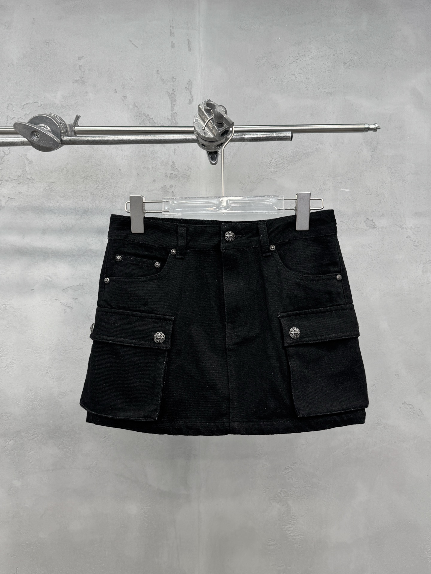 NO:822772,Chrome Hearts | New workwear skirts, ready-to-wear washing and color spraying technology, brand classic hardware buckles, cotton khaki fabric, casual fashion, size sml, Chrome Hearts-clothing, chrome, skirts, hearts19860909克罗心 ｜ 新款工装短裙,成衣洗水喷色工艺,品牌经典五金扣,全棉卡其布面料,休闲时尚,尺码sml,克罗心-服装,chrome hearts,skirts,,Women's clothing