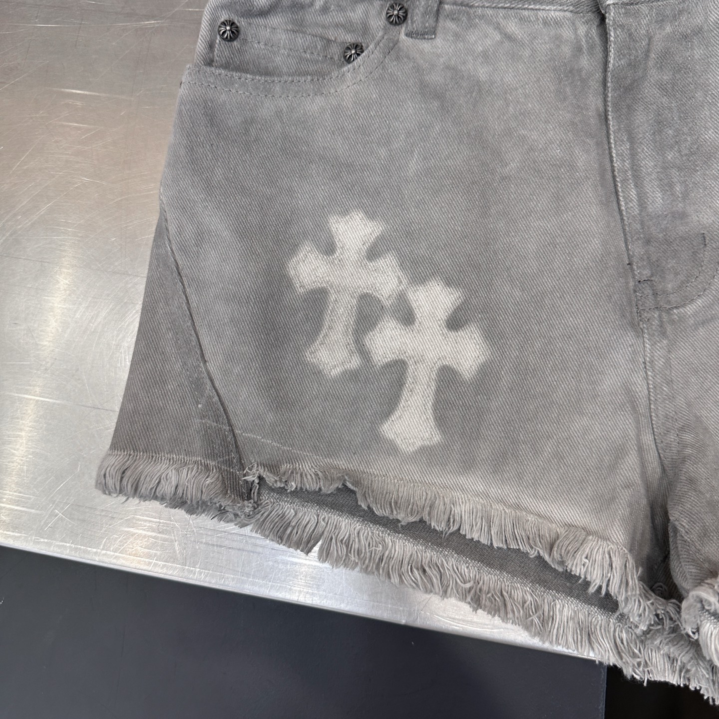 🌾克罗心 ｜ 新款牛仔短裤，成衣洗水炒色加毛边工艺，手工切皮绣十字标，时尚休闲，尺码sml