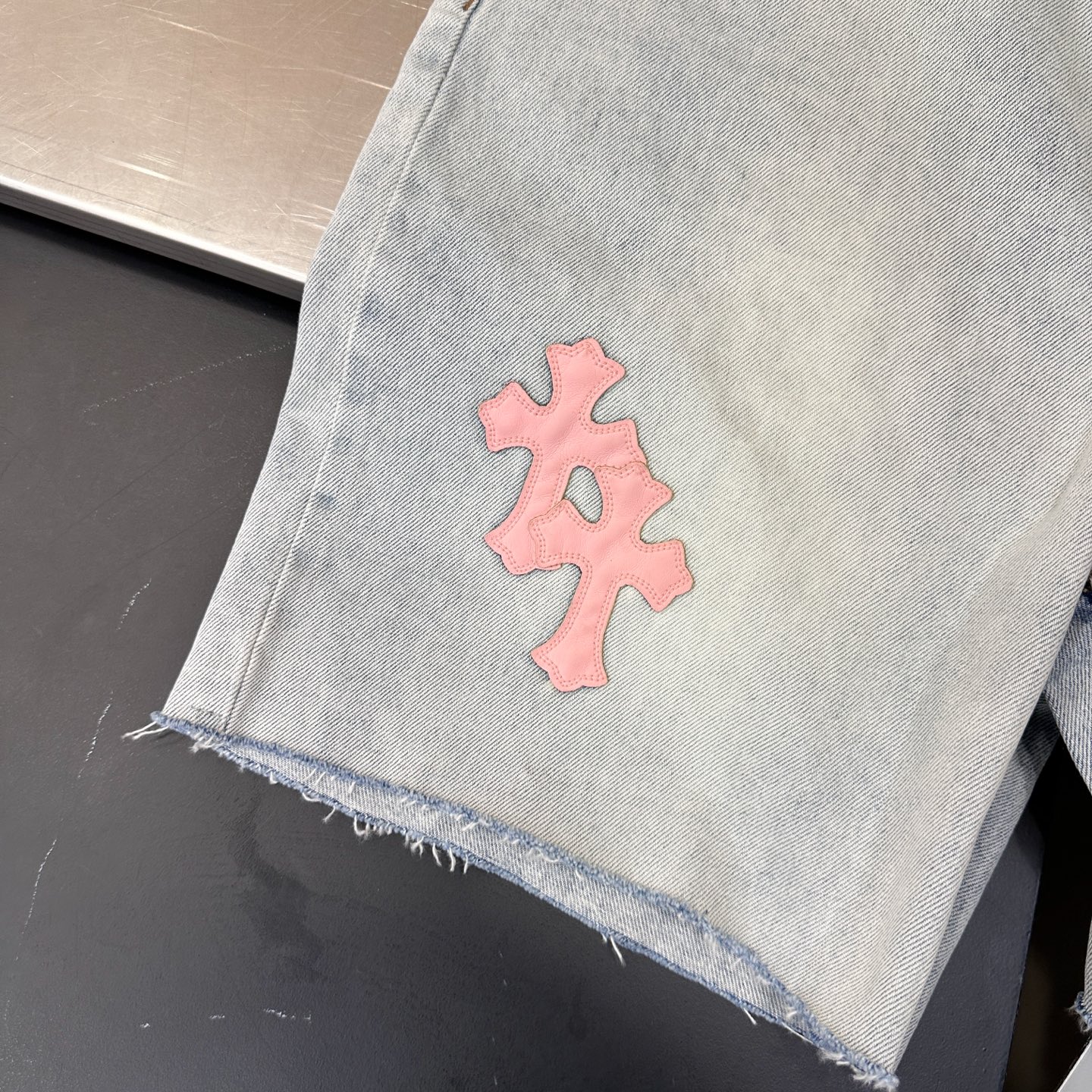🌾克罗心 ｜ 新款牛仔短裤，成衣洗水毛边工艺加手工切皮刺绣十字标，休闲时尚，尺码sml