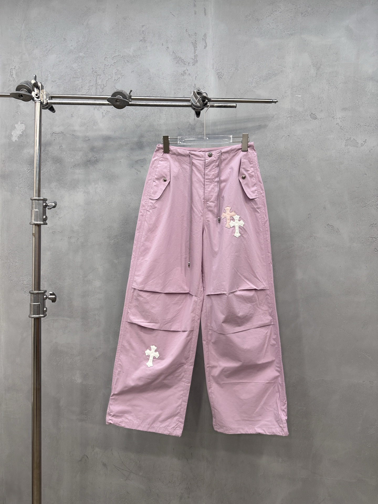 NO:822775,Chrome hearts | New style casual pants, ready-to-wear washing and softening technology, imported high-density combed cotton fabrics, hand-embroidered cross marks, fashionable and casual, size sml, Chrome hearts-clothing, chrome hearts,19860909克罗心 ｜ 新款休闲裤,成衣洗水加软工艺,进口高密精梳棉面料,手工刺绣十字标,时尚休闲,尺码sml,克罗心-服装,chrome hearts,,Women's clothing