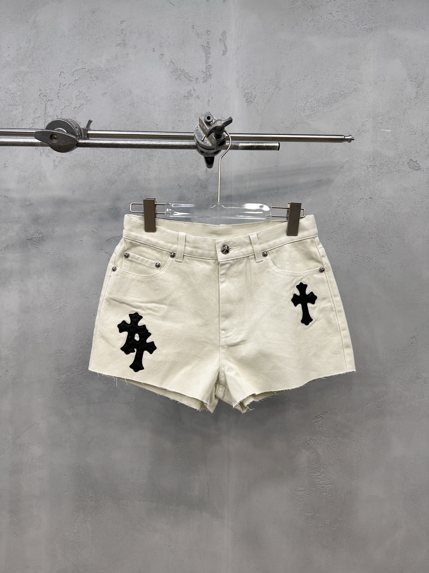 NO:822765,Chrome Hearts | New casual shorts, ready-made clothes washed and fried with hand-cut leather embroidery cross mark technology, handmade raw edge workmanship, casual fashion, size sml, Chrome Hearts-clothing, chrome hearts, shorts,19860909克罗心 ｜ 新款休闲短裤,成衣洗水炒色加手工切皮刺绣十字标工艺,手工毛边做工,休闲时尚,尺码sml,克罗心-服装,chrome hearts,shorts,,Women's clothing