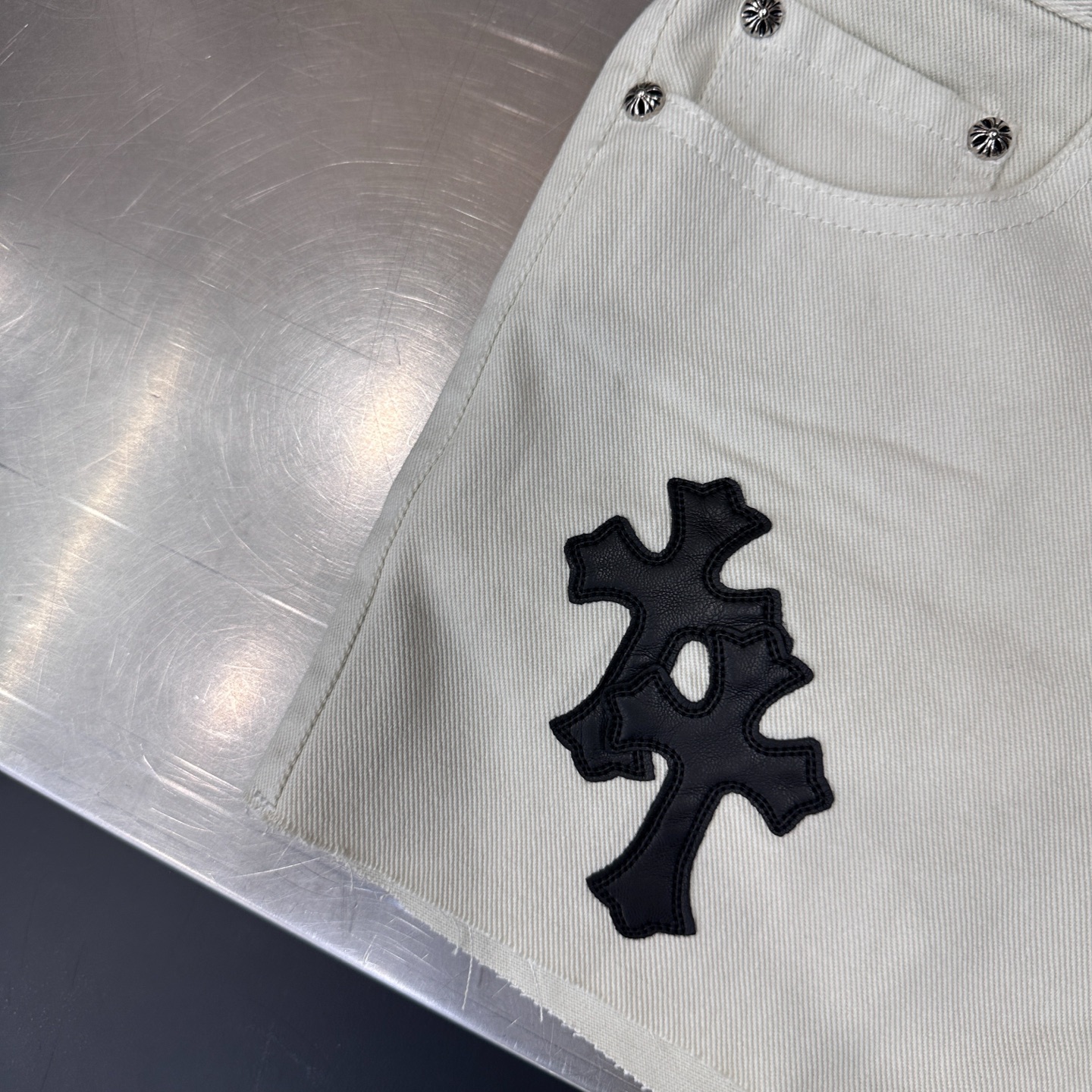 🌾克罗心 ｜ 新款休闲短裤，成衣洗水炒色加手工切皮刺绣十字标工艺，手工毛边做工，休闲时尚，尺码sml