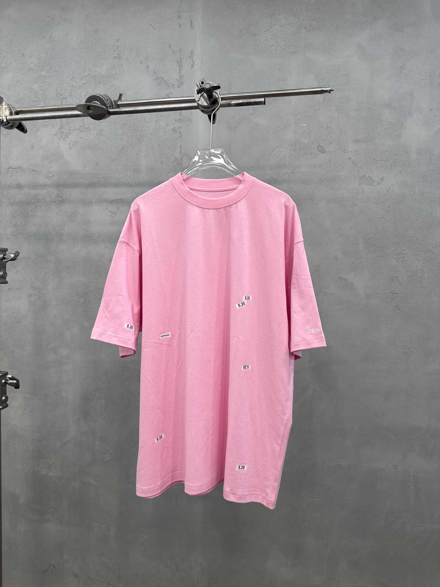 NO:822752,Paris | New 520 series short-sleeved T-shirt, ready-to-wear washed and full-body sticker printing process, same style for men and women, size sml, Balenciaga-clothing, balenciaga, T-shirt,19860909巴黎 ｜ 新款520系列短袖t,成衣洗水加全身贴纸印花工艺,男女同款,尺码sml,巴黎世家-服装,balenciaga,T-shirt,,Women's clothing