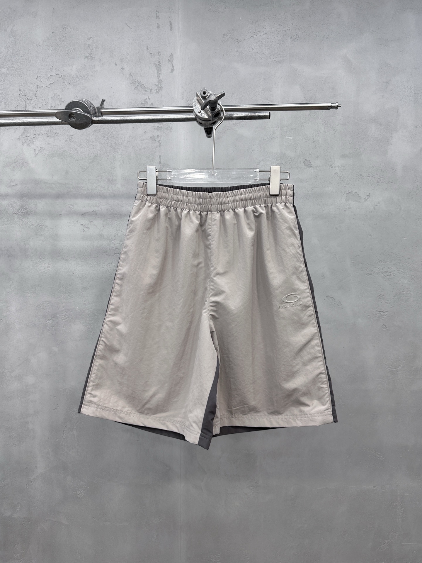 NO:822757,Paris | New style casual shorts, ready-to-wear washed with classic embroidered logo, double-layer structure workmanship, front and back contrasting splicing style, same style for men and women, size sml, Balenciaga-clothing, balenciaga, shorts,19860909巴黎 ｜ 新款休闲短裤,成衣洗水加经典刺绣标,双层结构做工,前后撞色拼接款式,男女同款,尺码sml,巴黎世家-服装,balenciaga,shorts,,Women's clothing