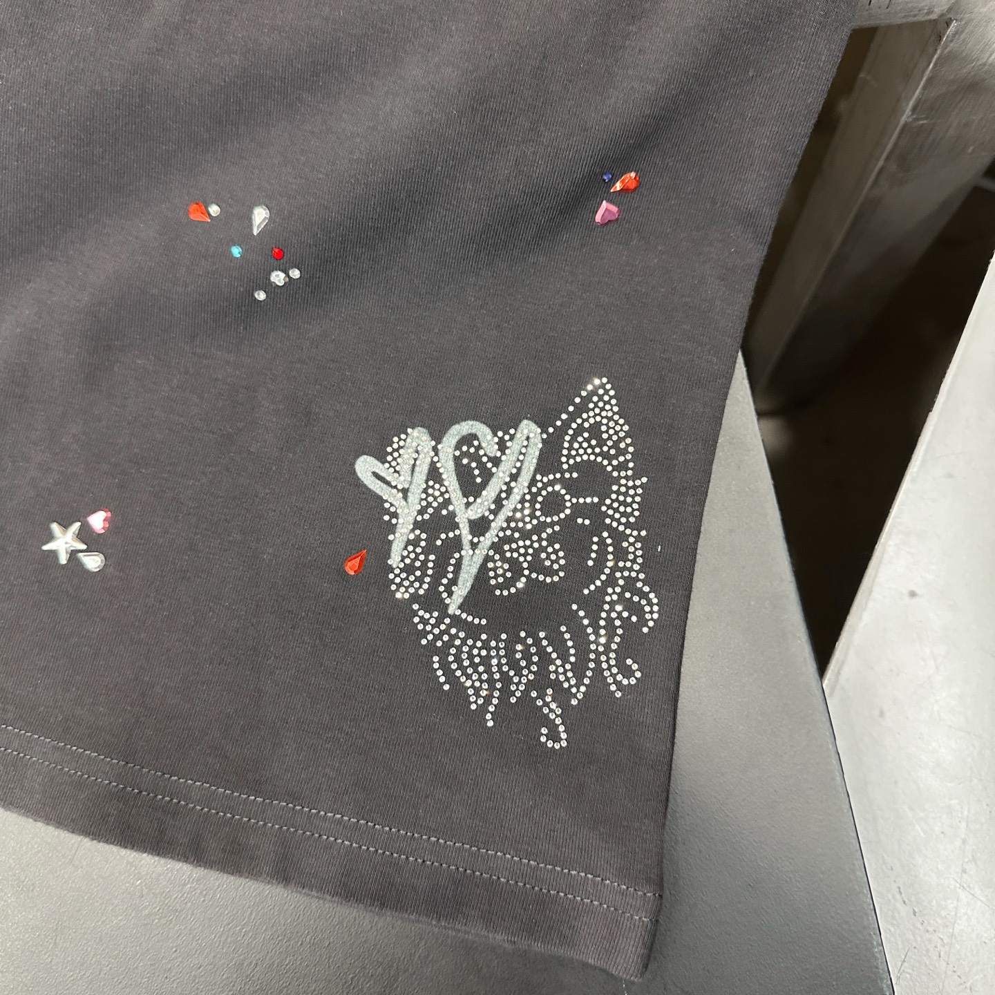 🌾巴黎 ｜ 新款短袖t，成衣印花洗水吊磨加全身定位烫钻工艺，休闲时尚，尺码sml